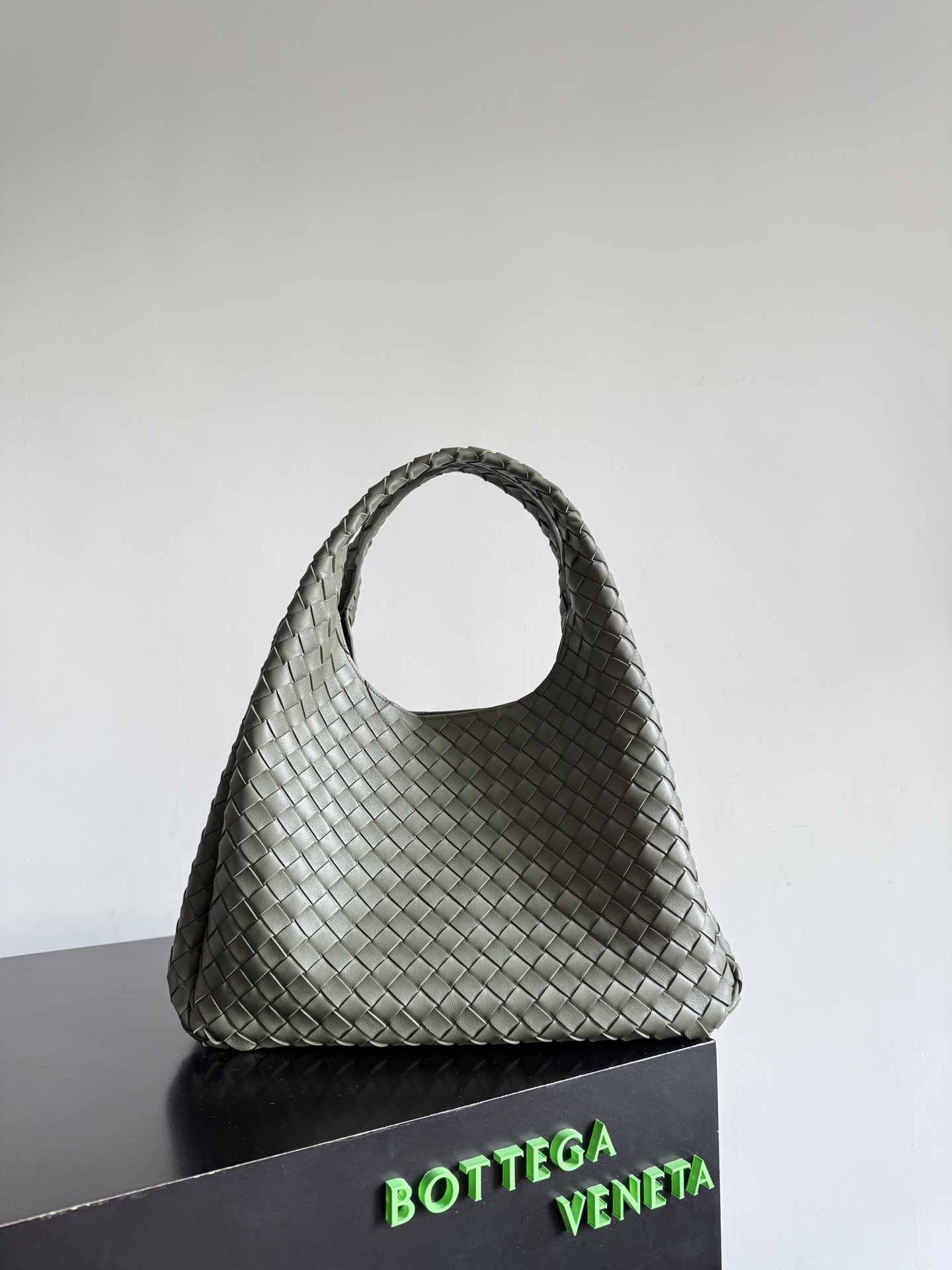 B.v 🆕Campana shoulder bag large size The new Campana shoulder bag is now available~ First of all, I would like to praise the weight of this bag