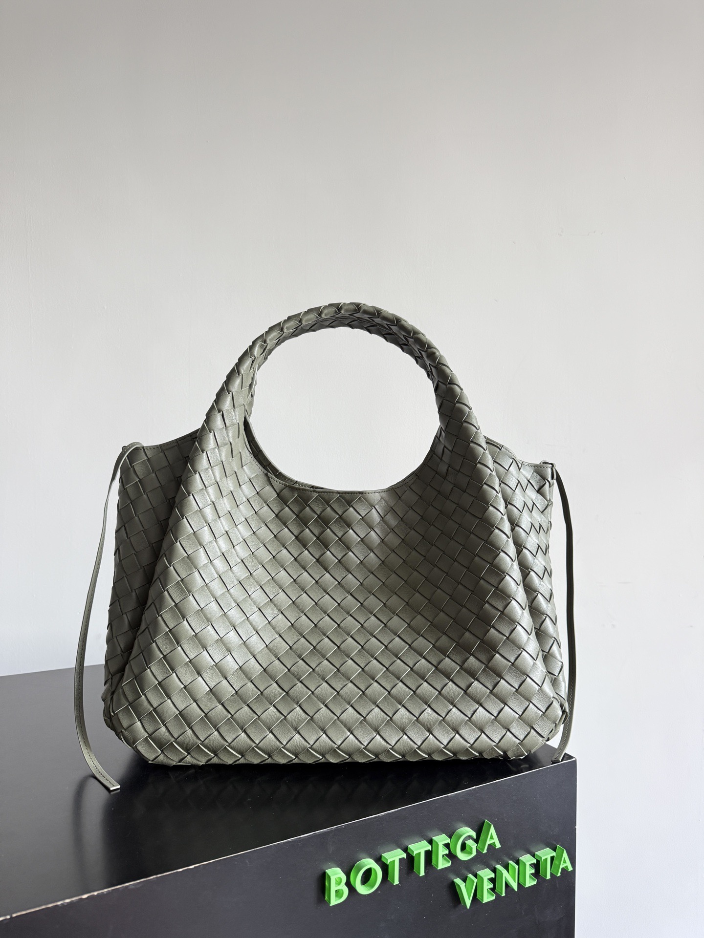 B.v 🆕Campana shoulder bag large size The new Campana shoulder bag is now available~ First of all, I would like to praise the weight of this bag - Image 2