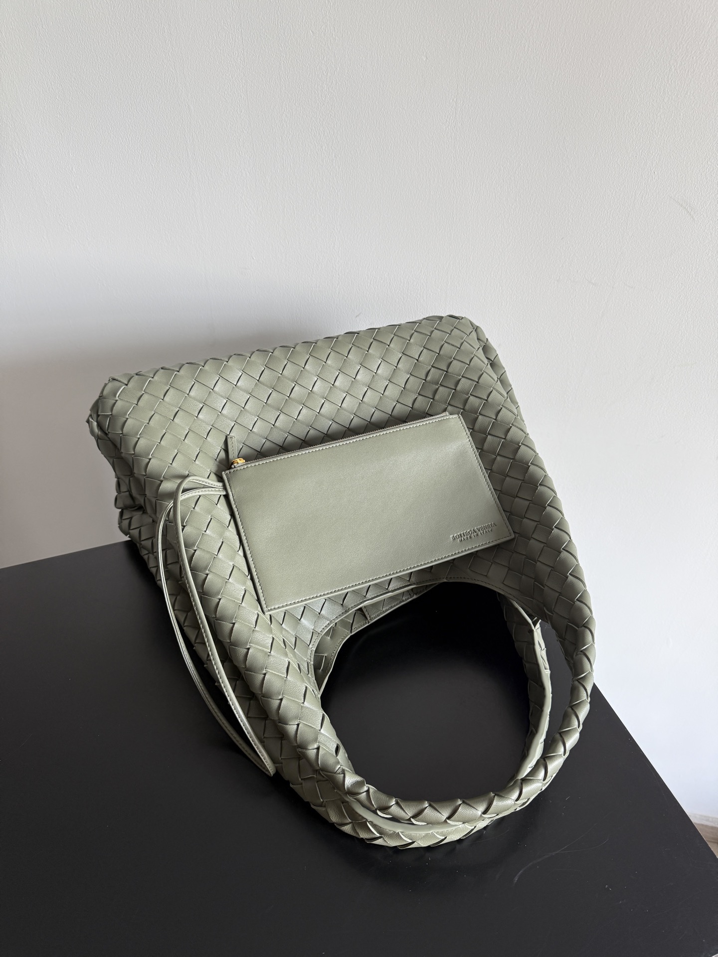 B.v 🆕Campana shoulder bag large size The new Campana shoulder bag is now available~ First of all, I would like to praise the weight of this bag - Image 3