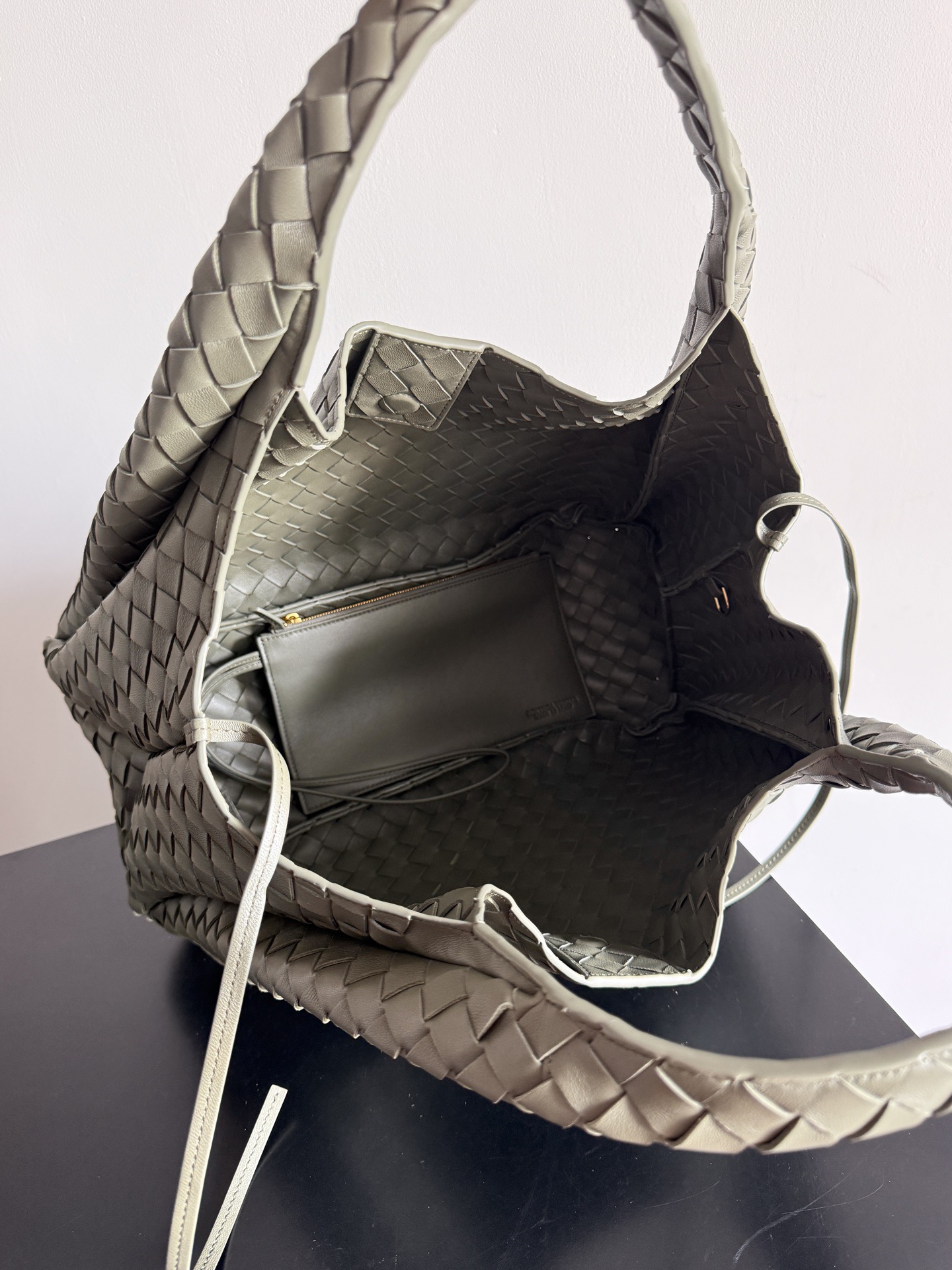 B.v 🆕Campana shoulder bag large size The new Campana shoulder bag is now available~ First of all, I would like to praise the weight of this bag - Image 5