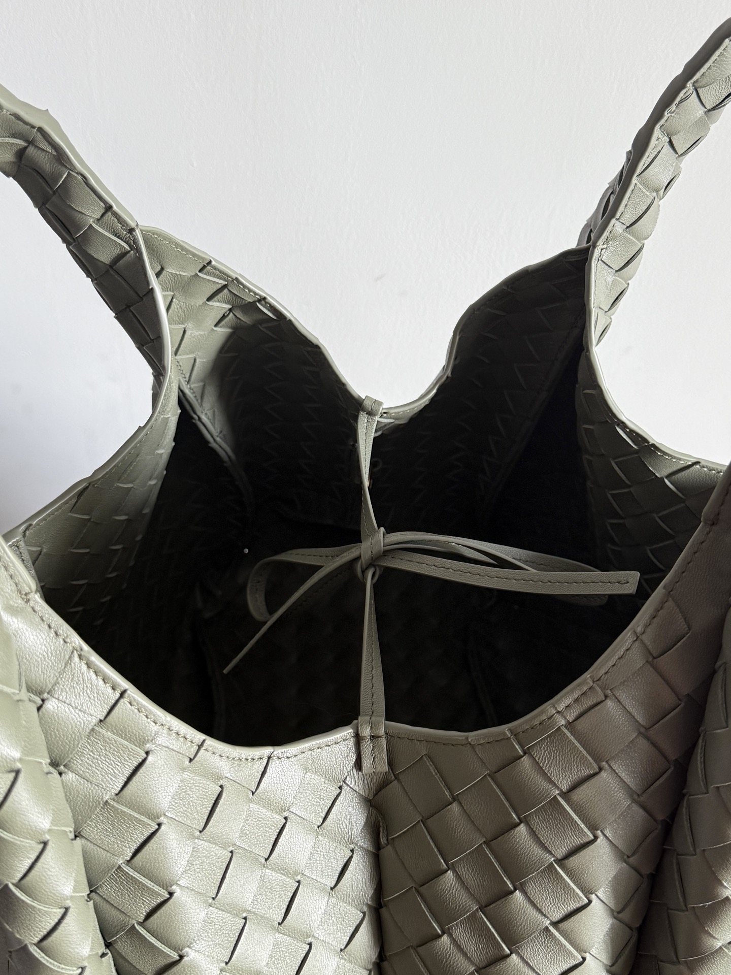 B.v 🆕Campana shoulder bag large size The new Campana shoulder bag is now available~ First of all, I would like to praise the weight of this bag - Image 6