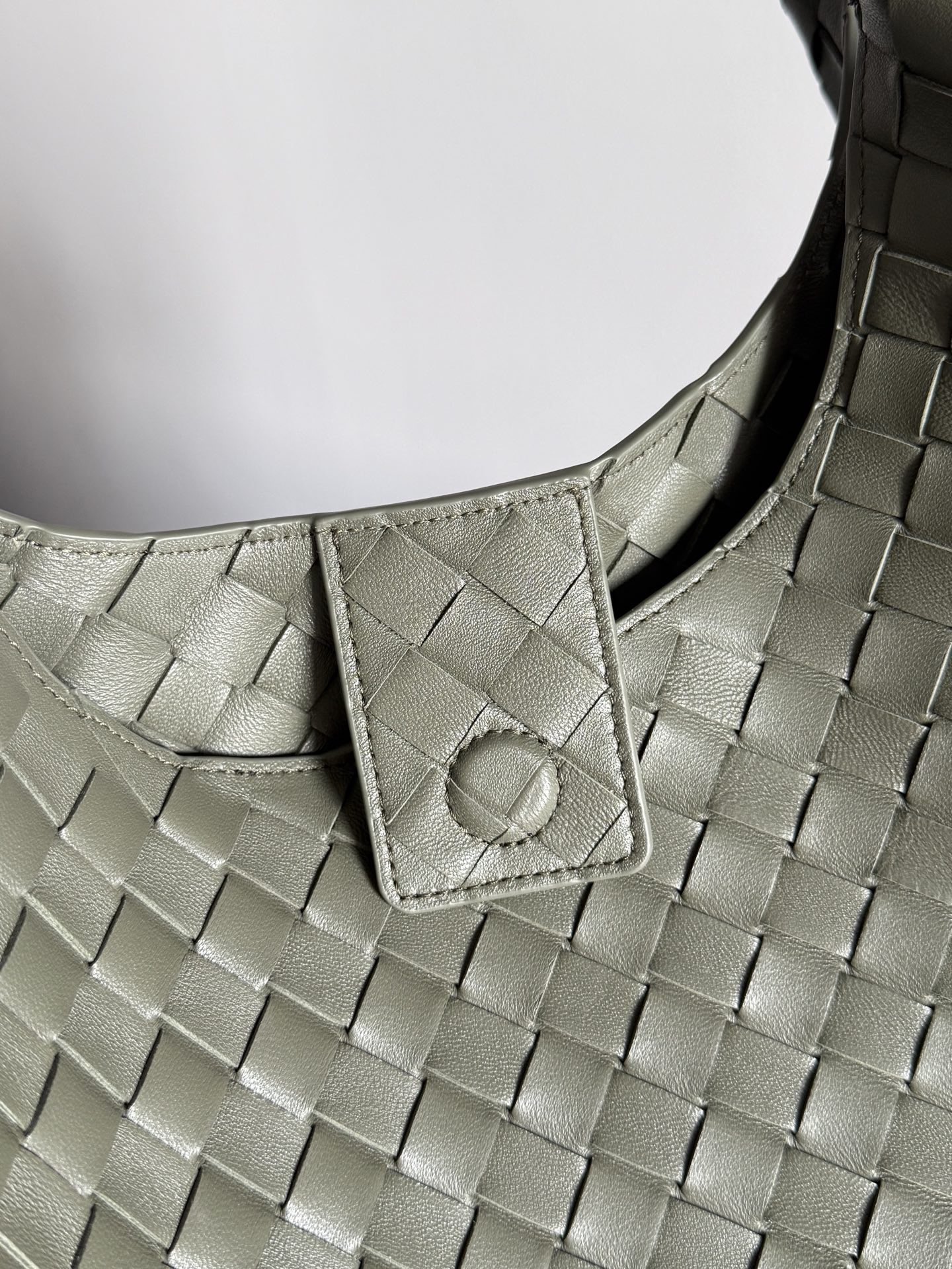 B.v 🆕Campana shoulder bag large size The new Campana shoulder bag is now available~ First of all, I would like to praise the weight of this bag - Image 7