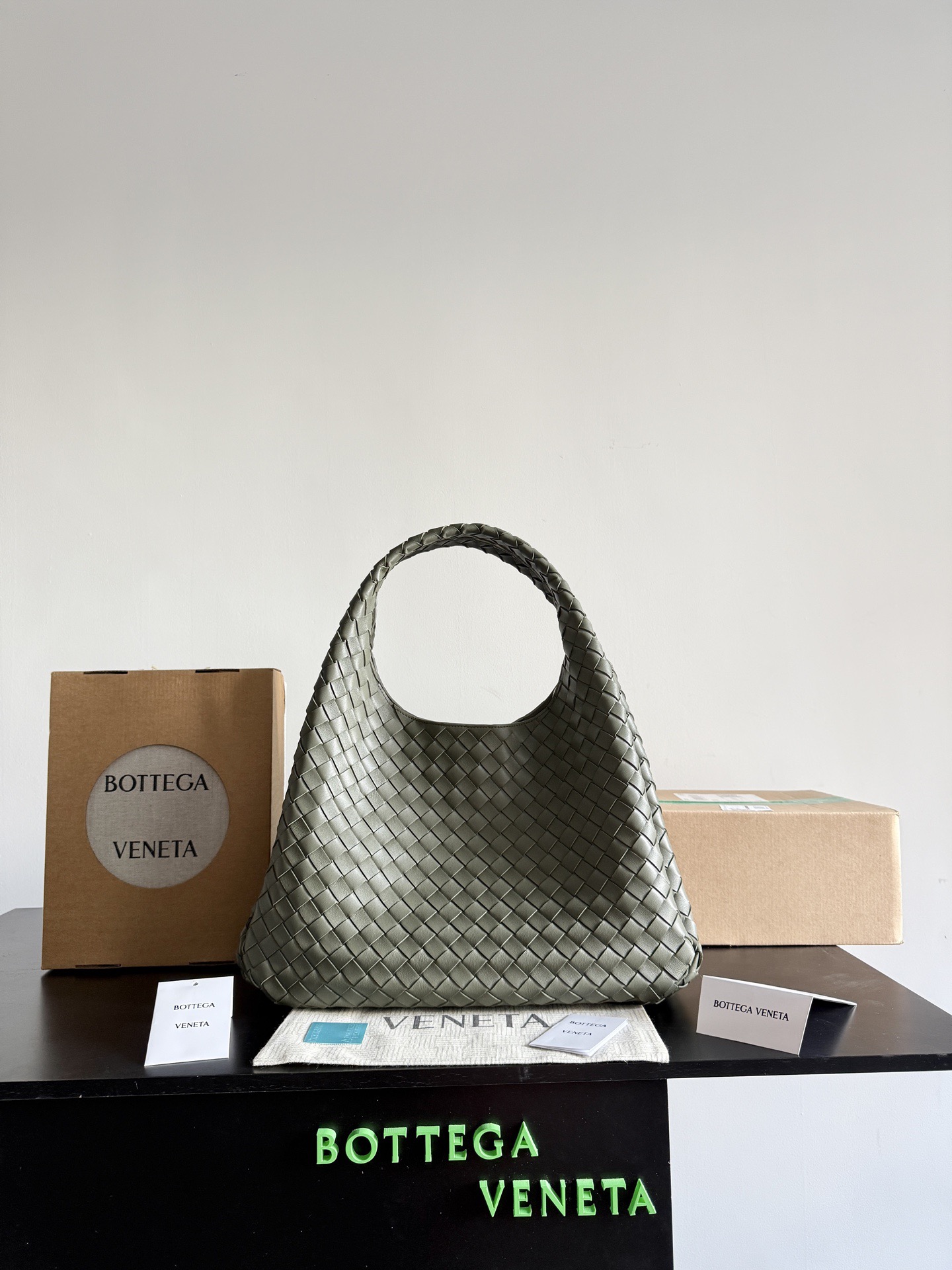 B.v 🆕Campana shoulder bag large size The new Campana shoulder bag is now available~ First of all, I would like to praise the weight of this bag - Image 10