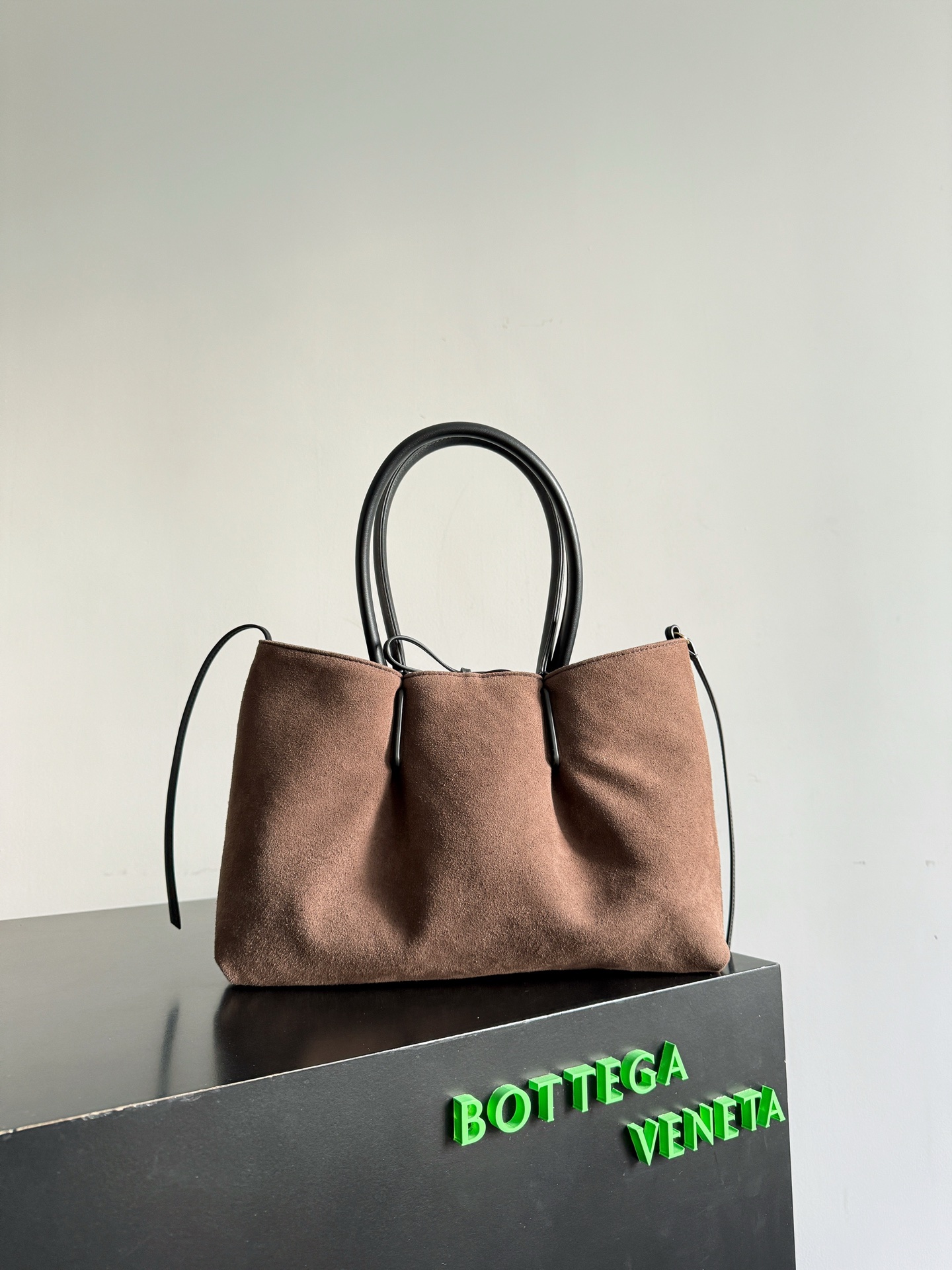 B.v 🆕New Pinacoteca Tote Medium Size The newly launched Pinacoteca tote bag adopts a double-sided reversible design - Image 2