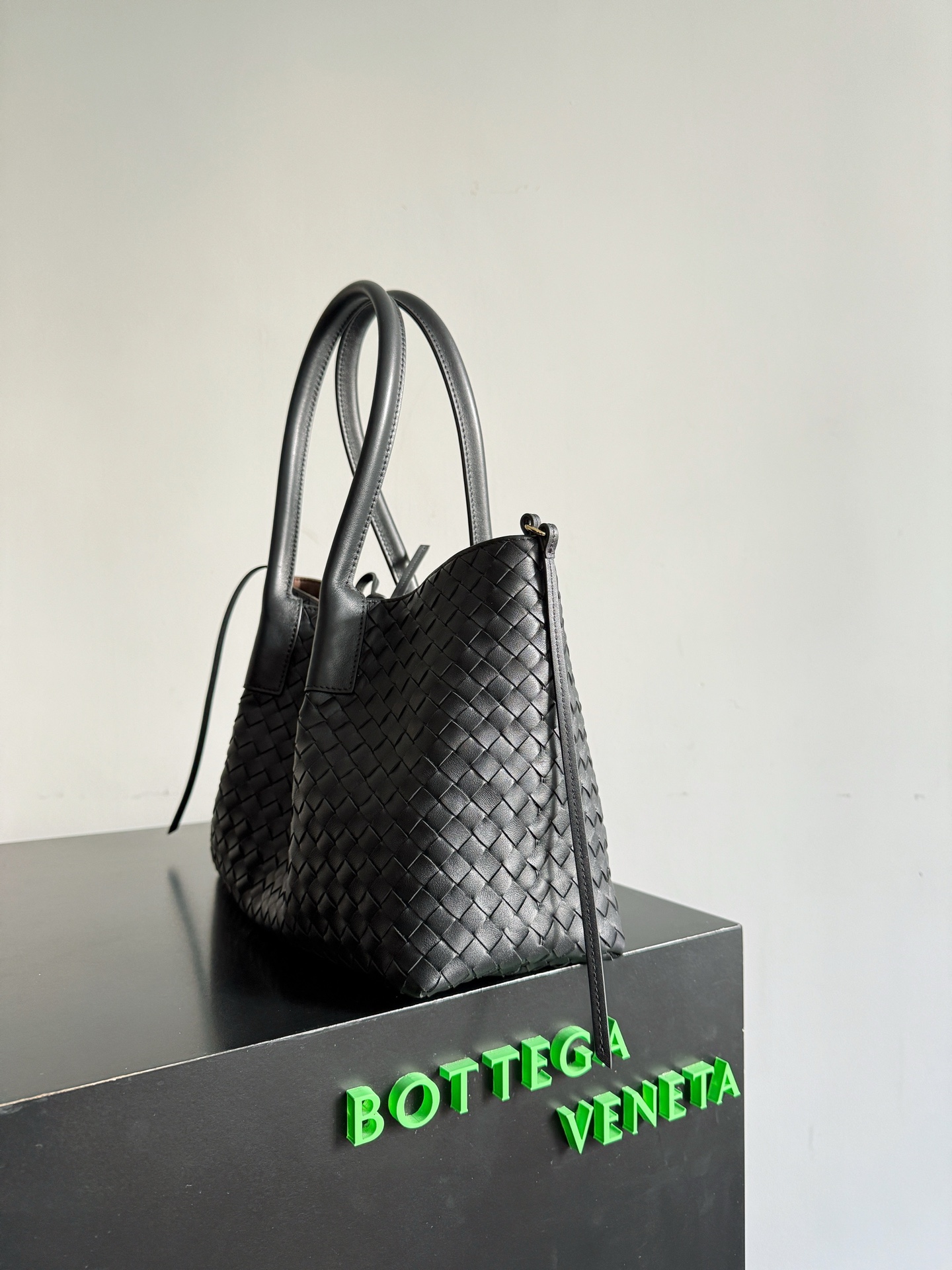 B.v 🆕New Pinacoteca Tote Medium Size The newly launched Pinacoteca tote bag adopts a double-sided reversible design - Image 4