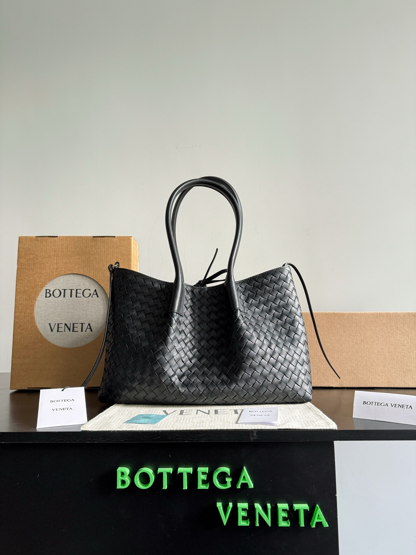 B.v 🆕New Pinacoteca Tote Medium Size The newly launched Pinacoteca tote bag adopts a double-sided reversible design - Image 10