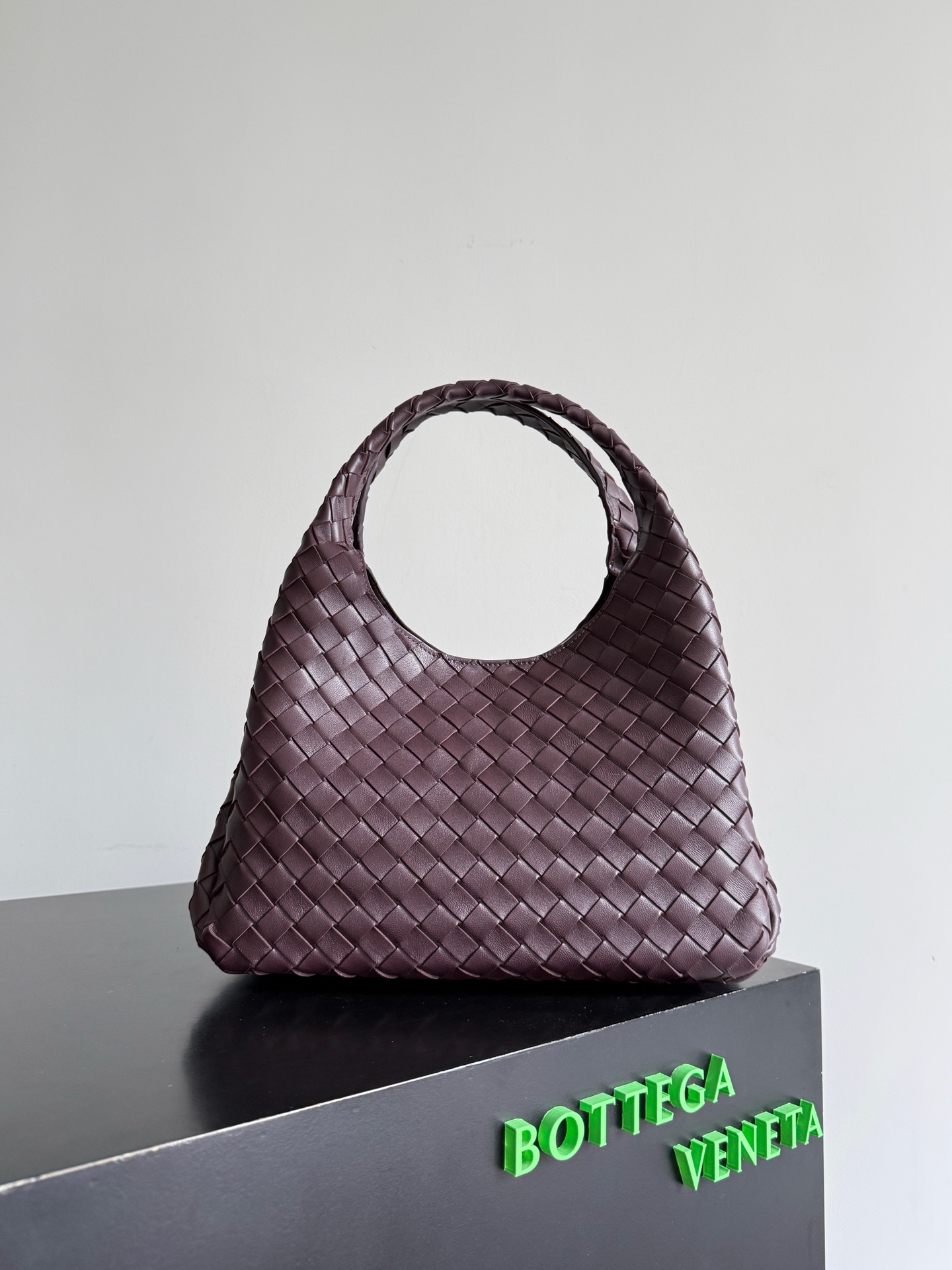 B.v 🆕Campana shoulder bag medium size The new Campana shoulder bag is now available~ First of all, I would like to praise the weight of this bag