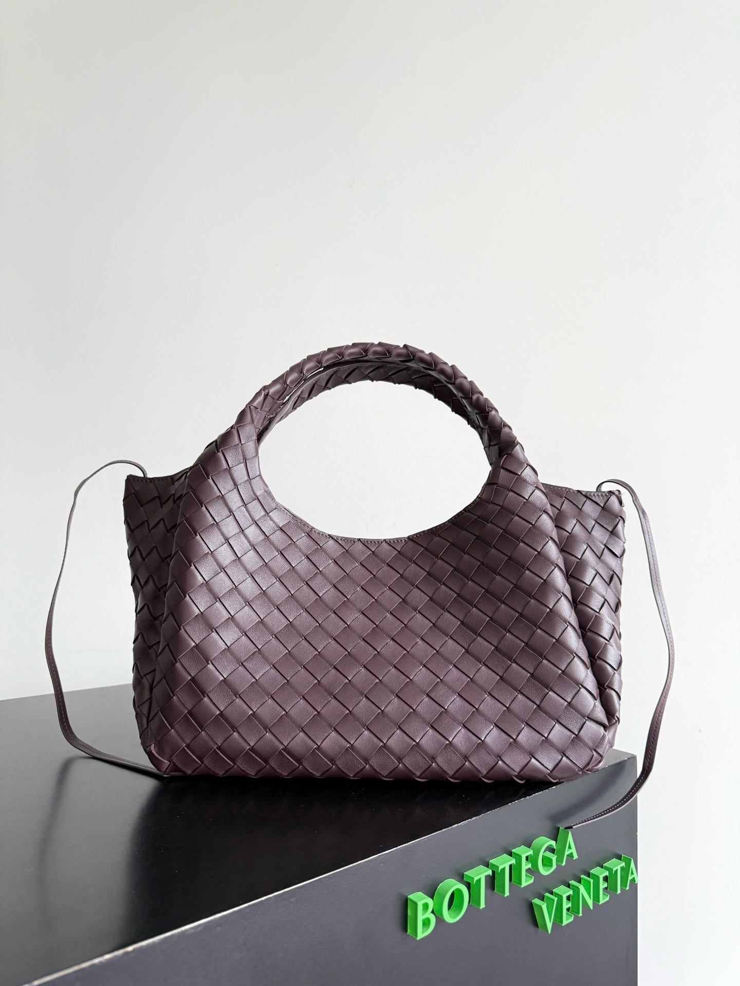B.v 🆕Campana shoulder bag medium size The new Campana shoulder bag is now available~ First of all, I would like to praise the weight of this bag - Image 2