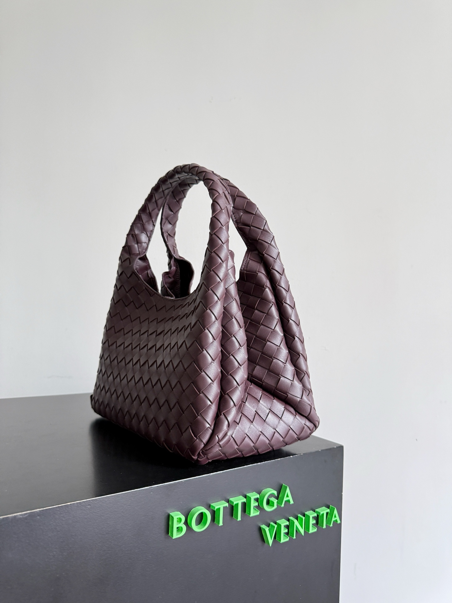 B.v 🆕Campana shoulder bag medium size The new Campana shoulder bag is now available~ First of all, I would like to praise the weight of this bag - Image 3