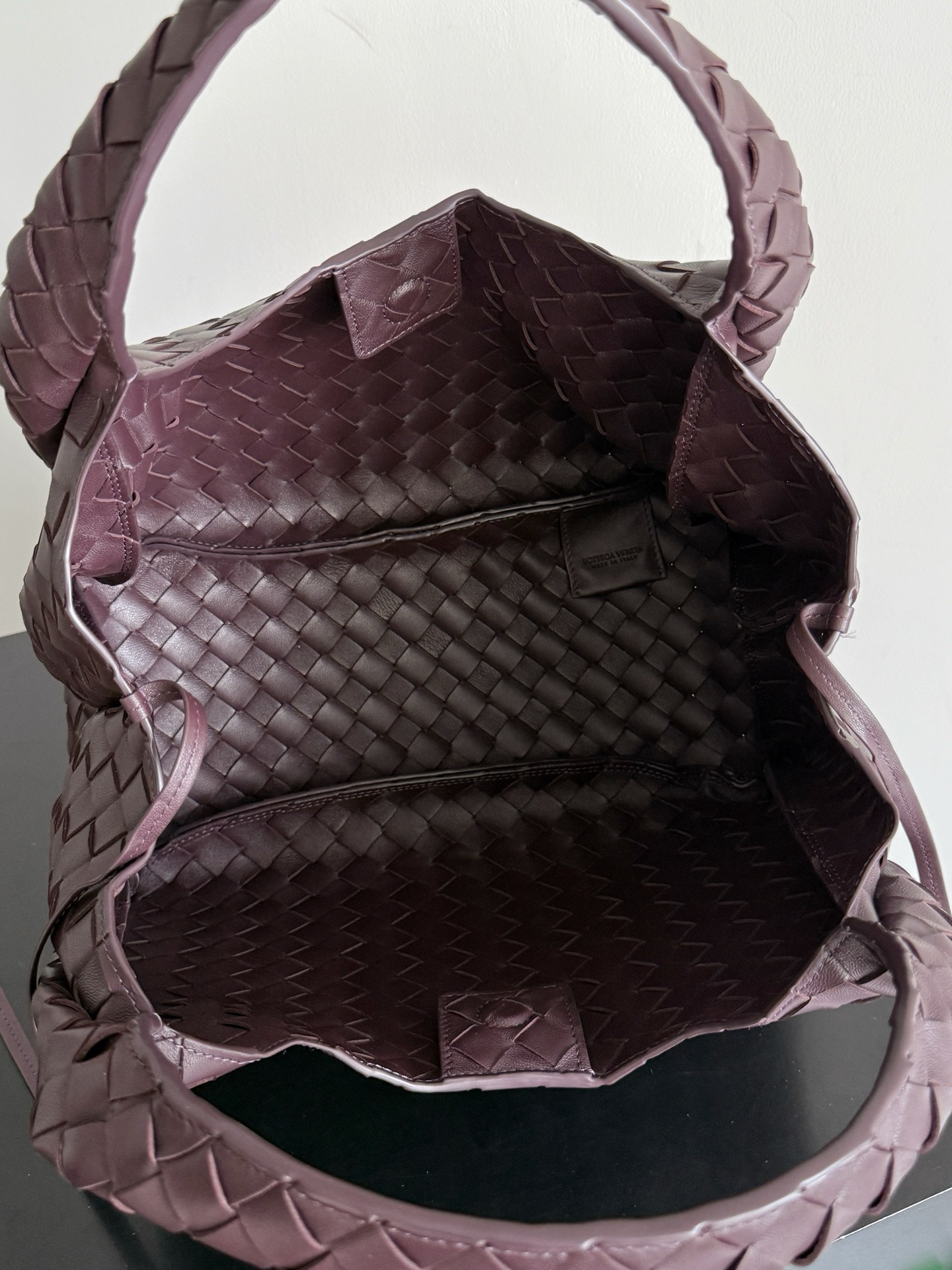 B.v 🆕Campana shoulder bag medium size The new Campana shoulder bag is now available~ First of all, I would like to praise the weight of this bag - Image 5