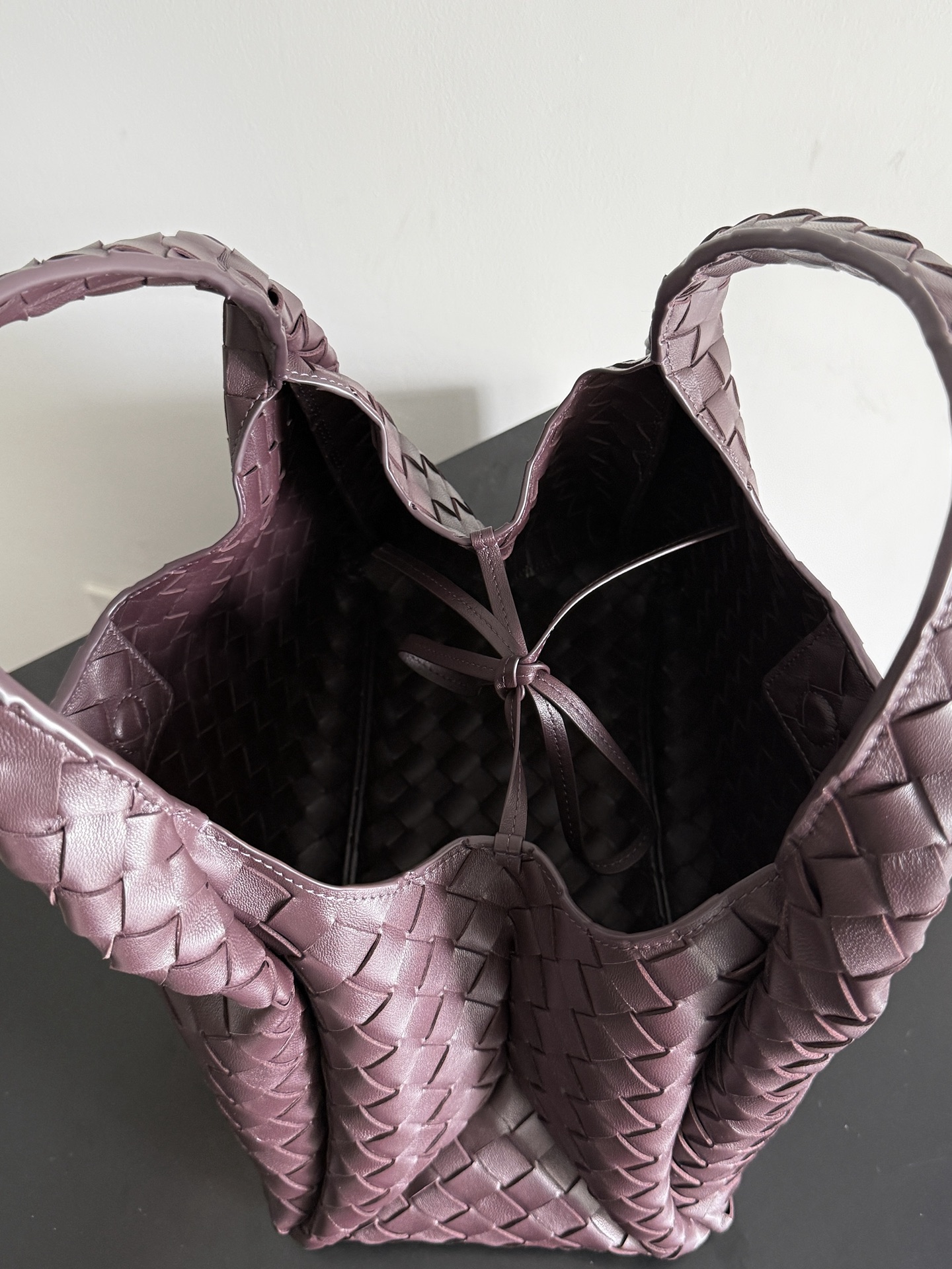 B.v 🆕Campana shoulder bag medium size The new Campana shoulder bag is now available~ First of all, I would like to praise the weight of this bag - Image 6