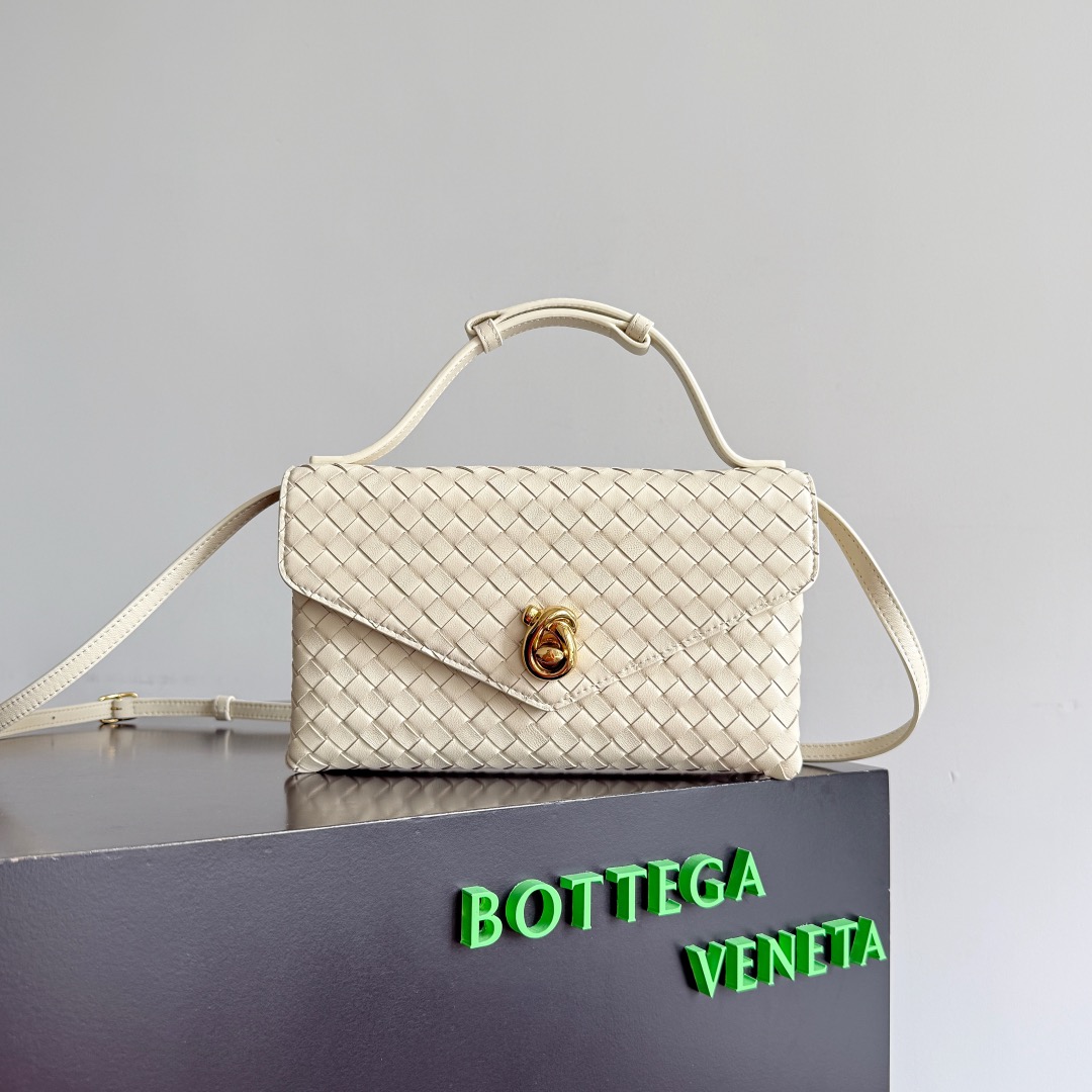 B.v Knot Lock Crossbody Bag The handbag is made of the brand's most iconic Intrecciato woven sheepskin body