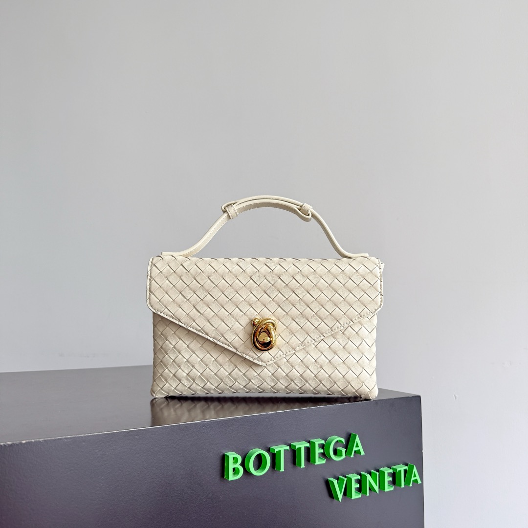 B.v Knot Lock Crossbody Bag The handbag is made of the brand's most iconic Intrecciato woven sheepskin body - Image 2