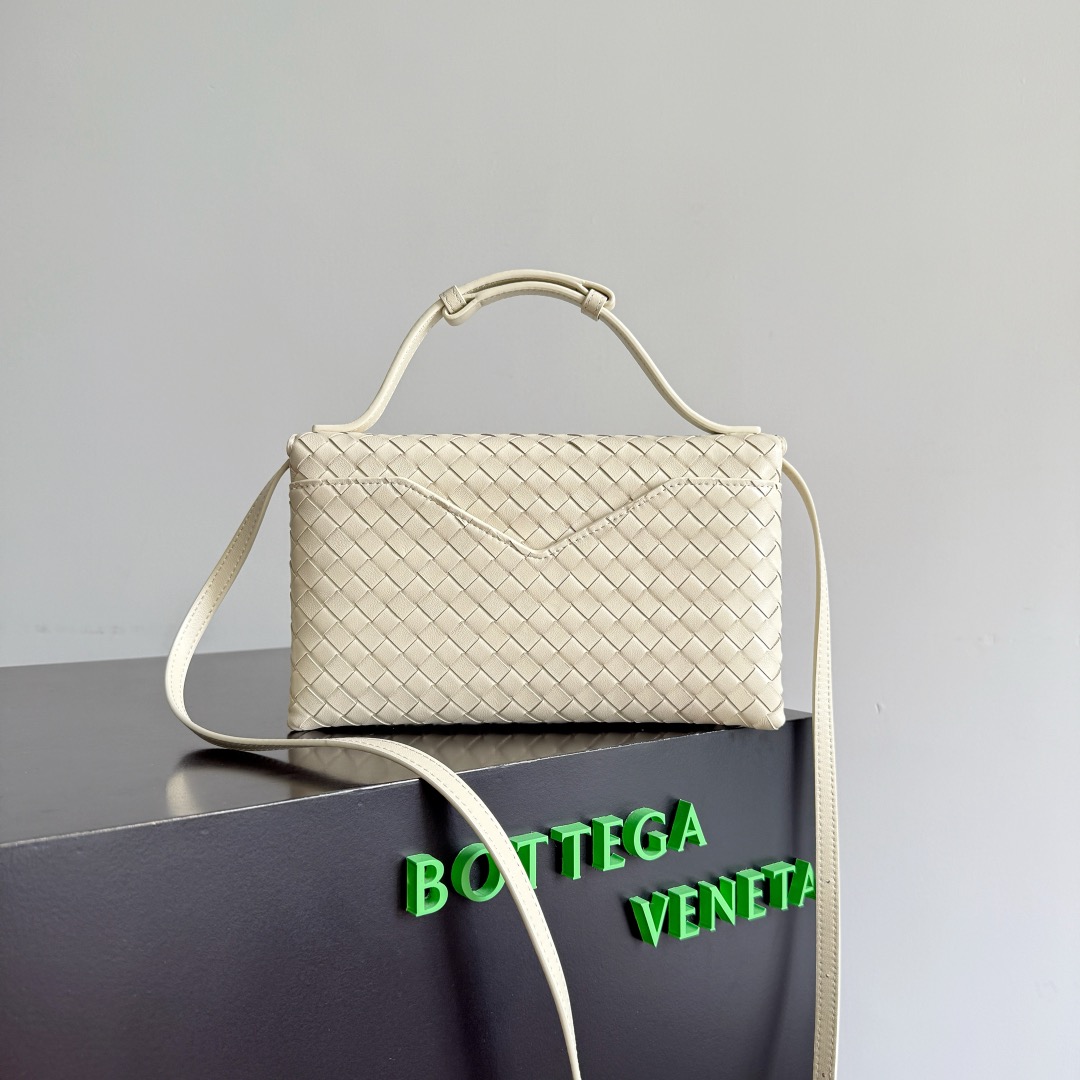 B.v Knot Lock Crossbody Bag The handbag is made of the brand's most iconic Intrecciato woven sheepskin body - Image 3