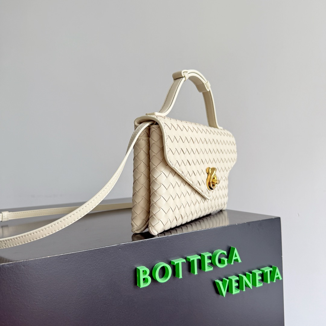 B.v Knot Lock Crossbody Bag The handbag is made of the brand's most iconic Intrecciato woven sheepskin body - Image 4