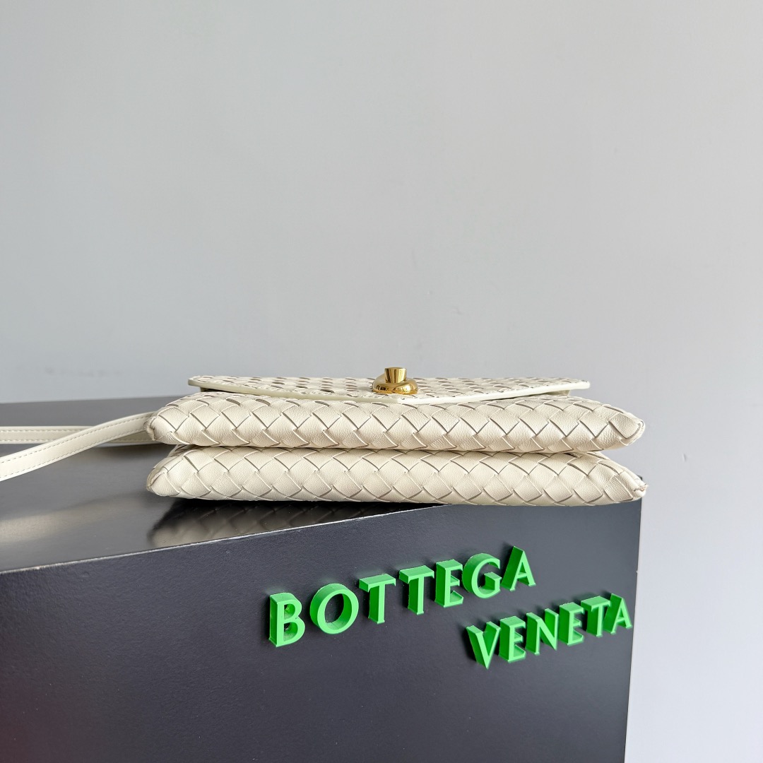 B.v Knot Lock Crossbody Bag The handbag is made of the brand's most iconic Intrecciato woven sheepskin body - Image 5