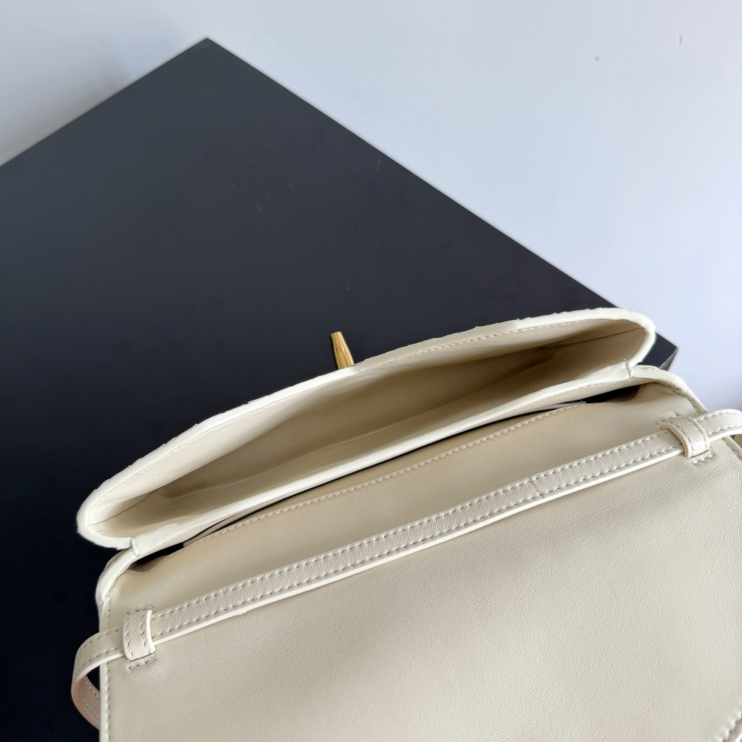 B.v Knot Lock Crossbody Bag The handbag is made of the brand's most iconic Intrecciato woven sheepskin body - Image 6