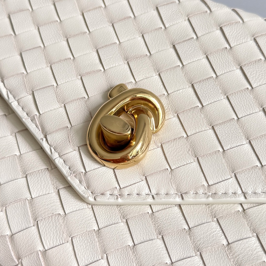 B.v Knot Lock Crossbody Bag The handbag is made of the brand's most iconic Intrecciato woven sheepskin body - Image 7