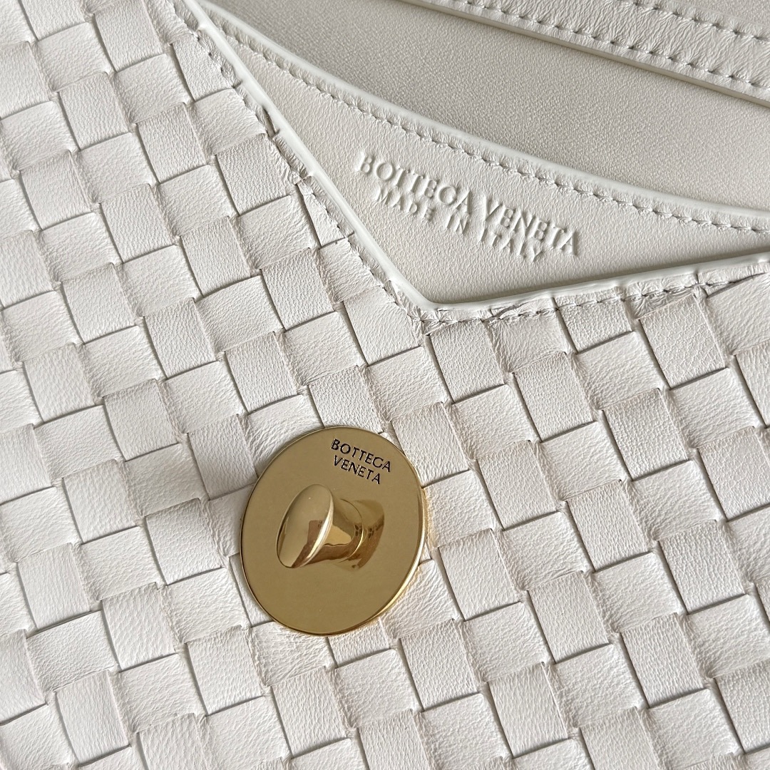 B.v Knot Lock Crossbody Bag The handbag is made of the brand's most iconic Intrecciato woven sheepskin body - Image 8