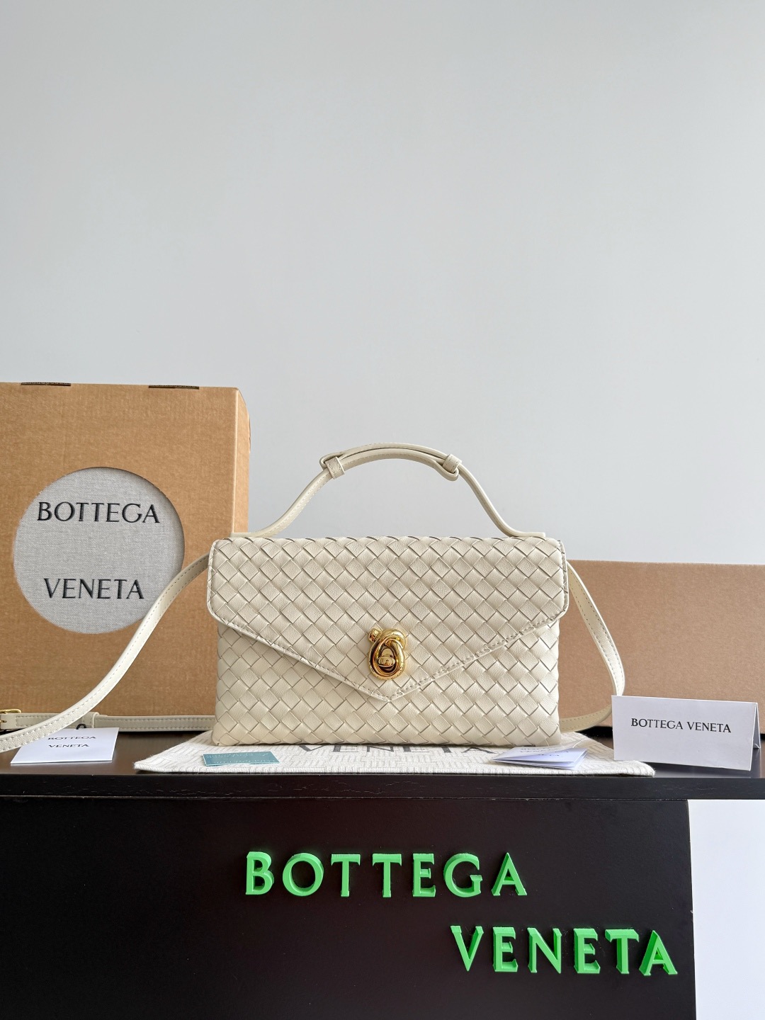 B.v Knot Lock Crossbody Bag The handbag is made of the brand's most iconic Intrecciato woven sheepskin body - Image 10