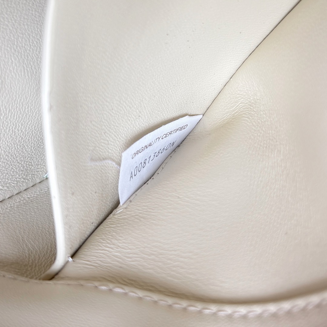 B.v Knot Lock Crossbody Bag The handbag is made of the brand's most iconic Intrecciato woven sheepskin body - Image 9