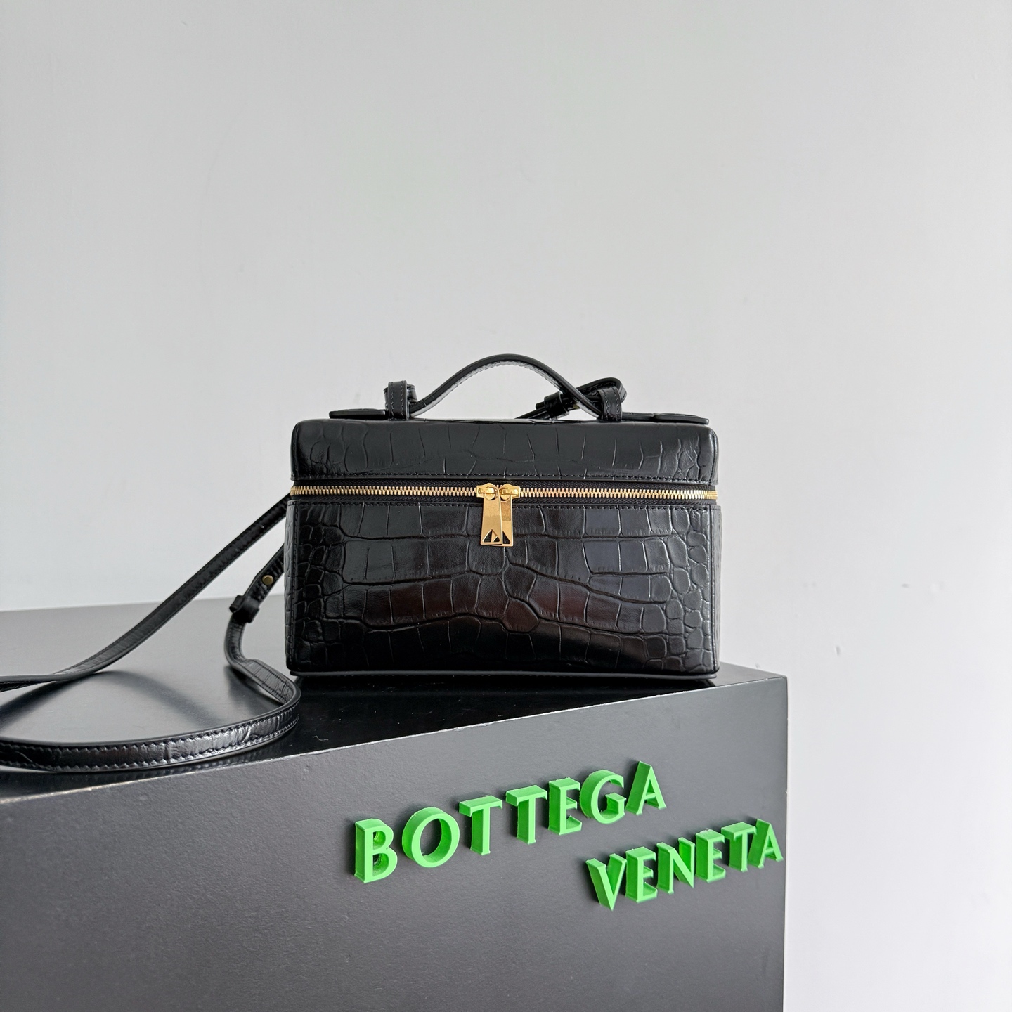 B.v 🆕Bang Bang Cosmetic Bag The combination of the small square box shape with a classic and simple outline and the iconic intrecciato weave design gives this small bag a silent recognition that is better than audible