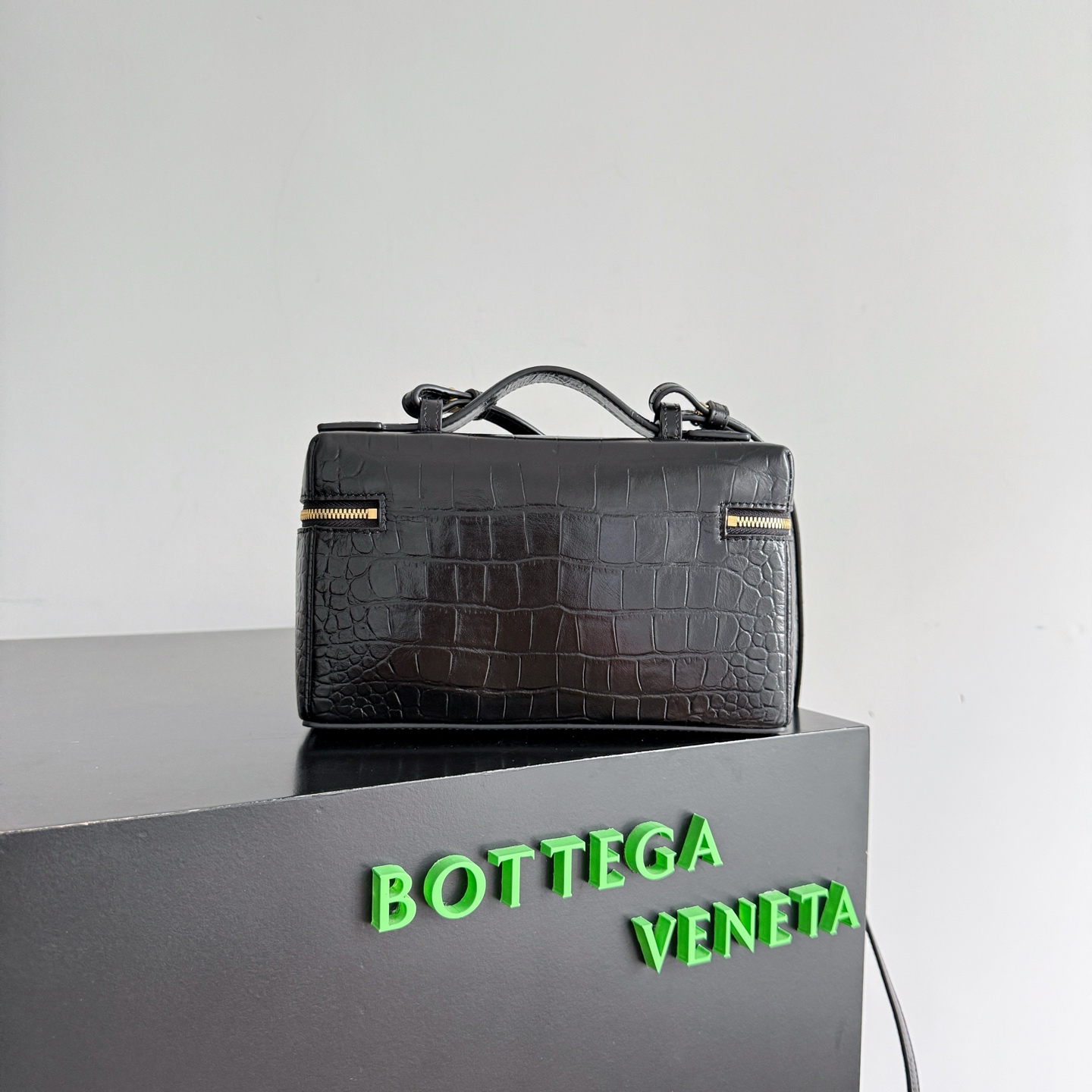 B.v 🆕Bang Bang Cosmetic Bag The combination of the small square box shape with a classic and simple outline and the iconic intrecciato weave design gives this small bag a silent recognition that is better than audible - Image 2