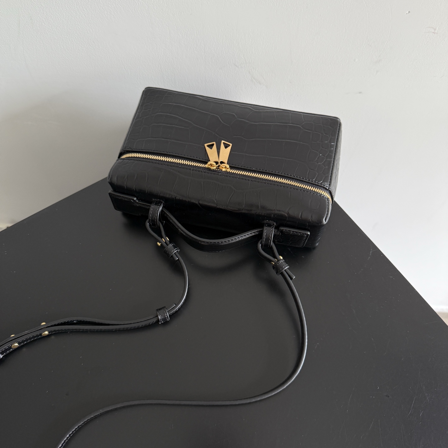 B.v 🆕Bang Bang Cosmetic Bag The combination of the small square box shape with a classic and simple outline and the iconic intrecciato weave design gives this small bag a silent recognition that is better than audible - Image 3