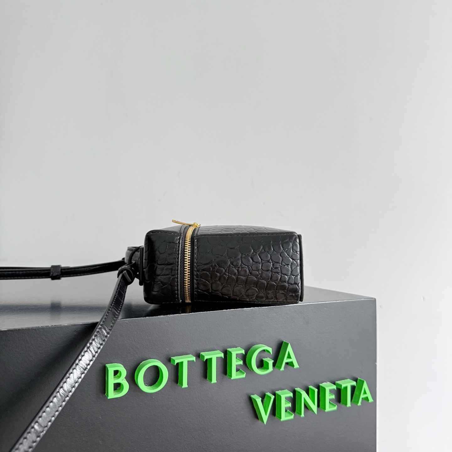 B.v 🆕Bang Bang Cosmetic Bag The combination of the small square box shape with a classic and simple outline and the iconic intrecciato weave design gives this small bag a silent recognition that is better than audible - Image 4