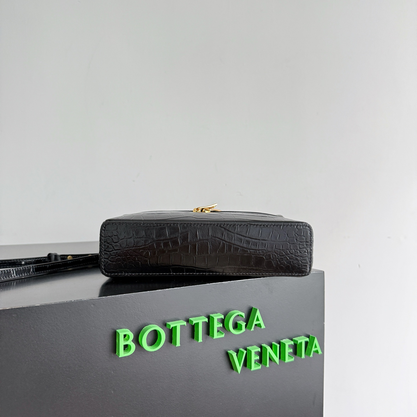 B.v 🆕Bang Bang Cosmetic Bag The combination of the small square box shape with a classic and simple outline and the iconic intrecciato weave design gives this small bag a silent recognition that is better than audible - Image 5