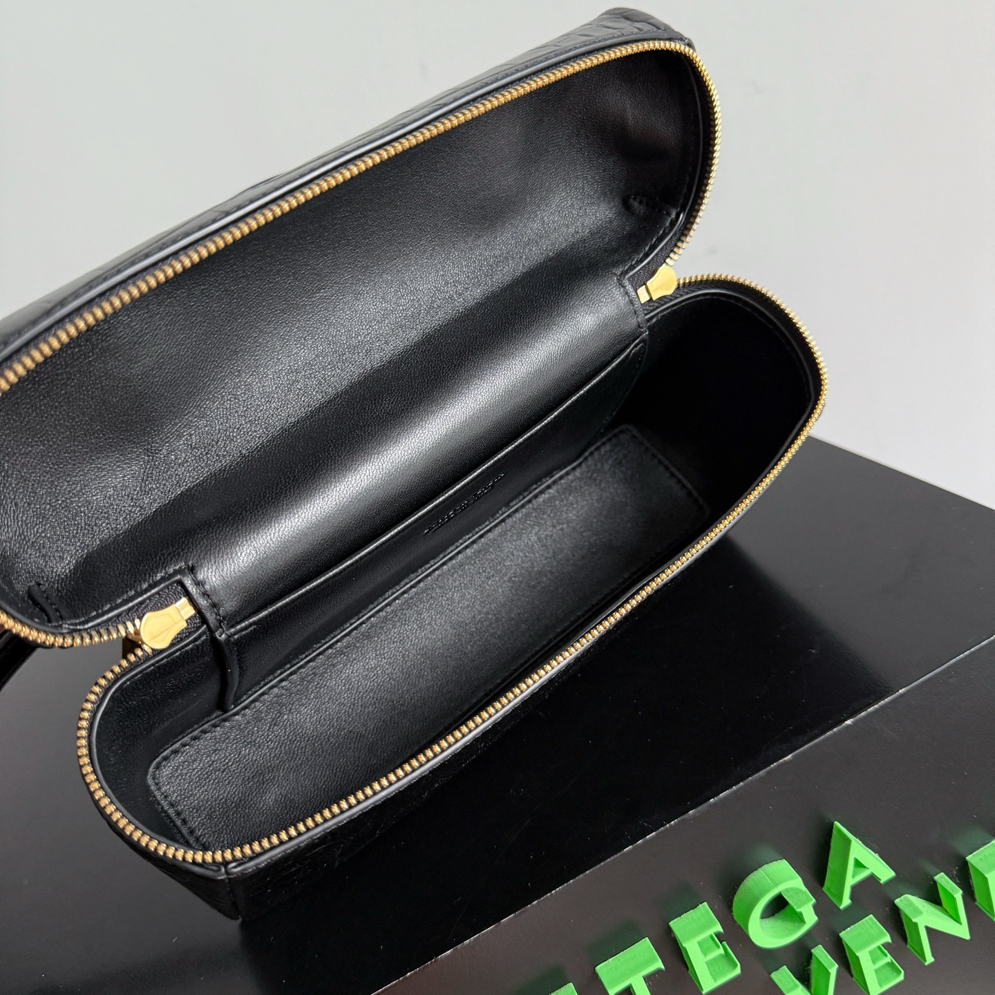 B.v 🆕Bang Bang Cosmetic Bag The combination of the small square box shape with a classic and simple outline and the iconic intrecciato weave design gives this small bag a silent recognition that is better than audible - Image 6