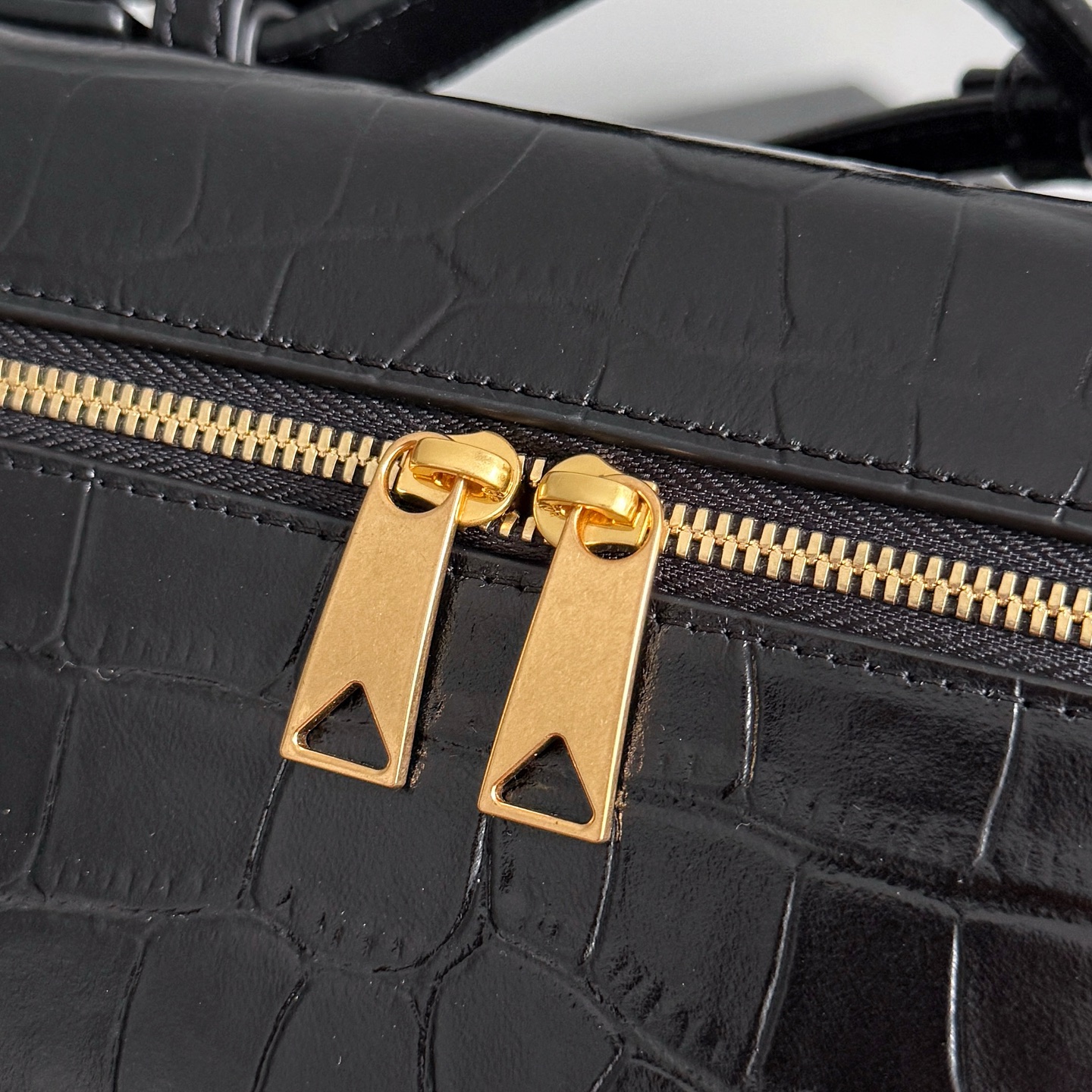 B.v 🆕Bang Bang Cosmetic Bag The combination of the small square box shape with a classic and simple outline and the iconic intrecciato weave design gives this small bag a silent recognition that is better than audible - Image 7
