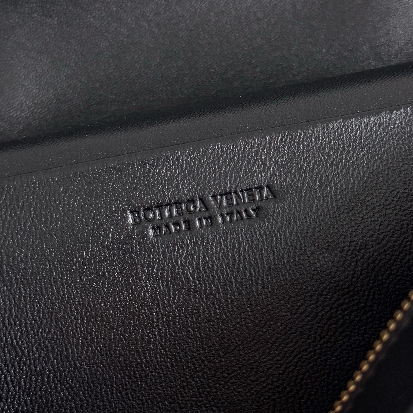 B.v 🆕Bang Bang Cosmetic Bag The combination of the small square box shape with a classic and simple outline and the iconic intrecciato weave design gives this small bag a silent recognition that is better than audible - Image 9