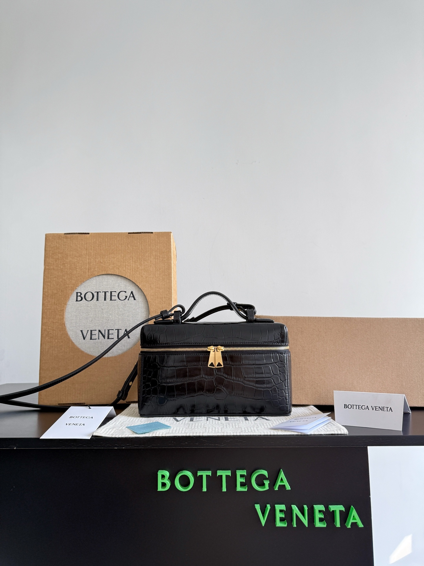 B.v 🆕Bang Bang Cosmetic Bag The combination of the small square box shape with a classic and simple outline and the iconic intrecciato weave design gives this small bag a silent recognition that is better than audible - Image 10
