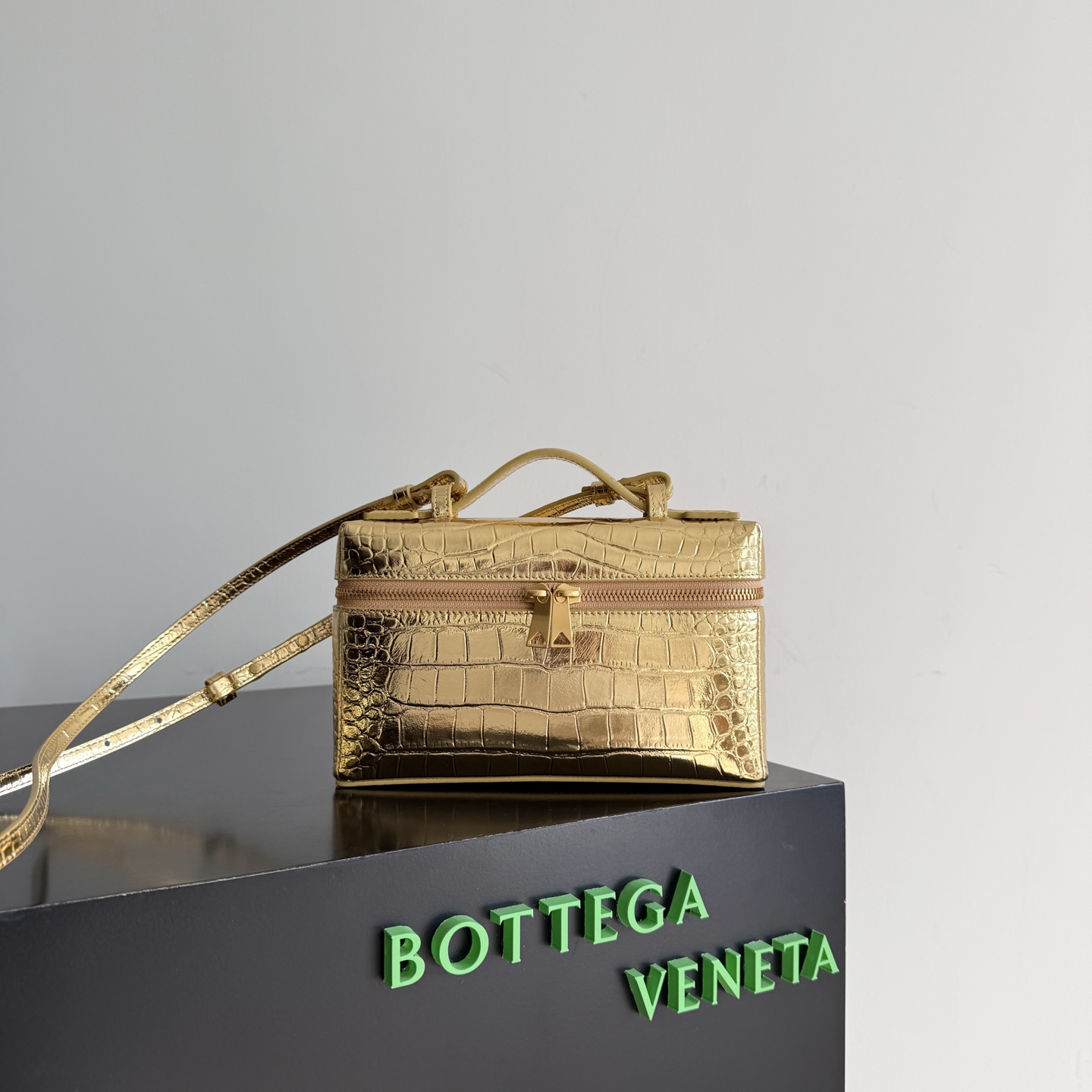 B.v 🆕Bang Bang Cosmetic Bag The combination of the small square box shape with a classic and simple outline and the iconic intrecciato weave design gives this small bag a silent recognition that is better than audible