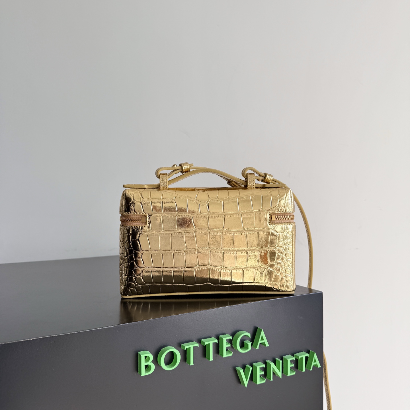 B.v 🆕Bang Bang Cosmetic Bag The combination of the small square box shape with a classic and simple outline and the iconic intrecciato weave design gives this small bag a silent recognition that is better than audible - Image 2