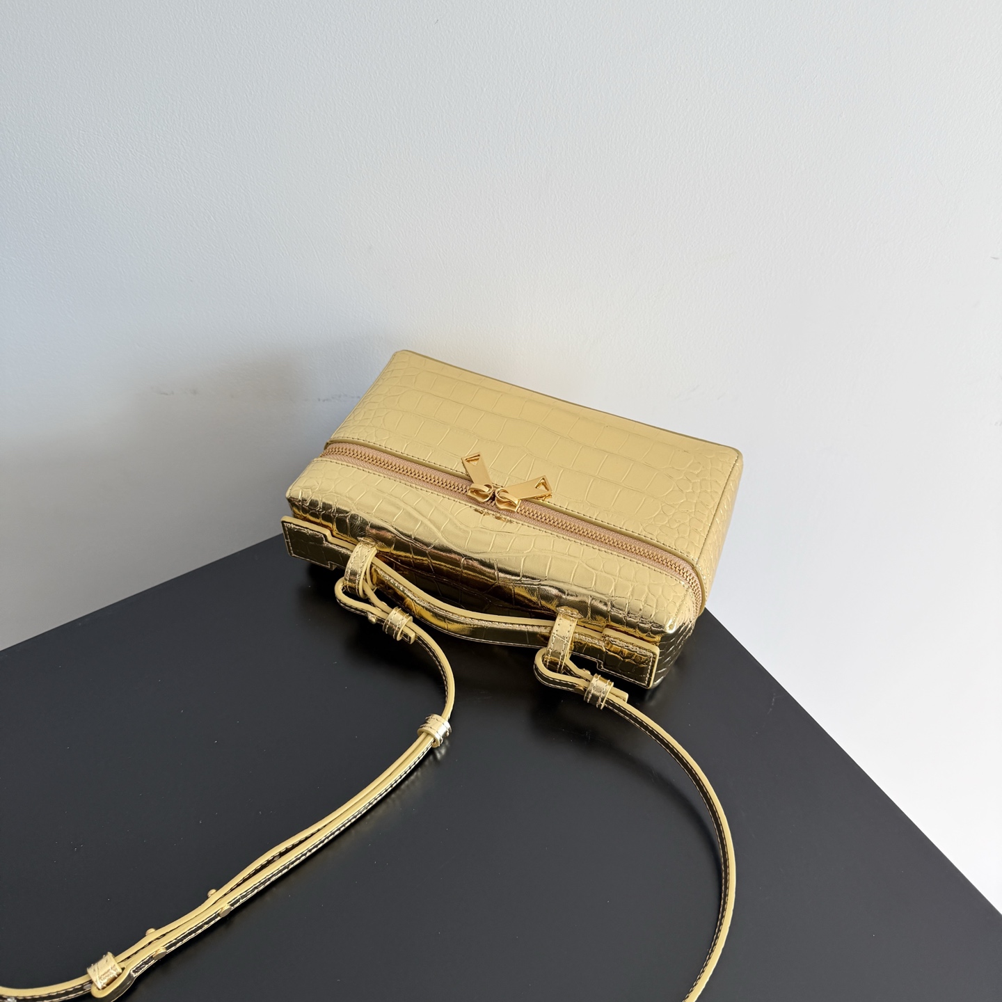 B.v 🆕Bang Bang Cosmetic Bag The combination of the small square box shape with a classic and simple outline and the iconic intrecciato weave design gives this small bag a silent recognition that is better than audible - Image 3