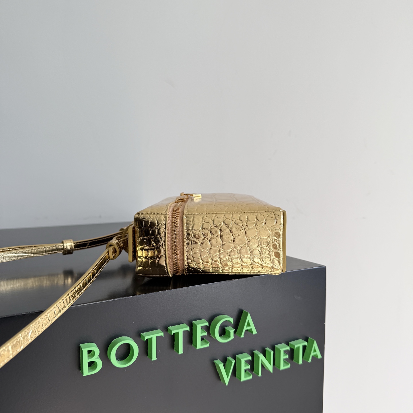 B.v 🆕Bang Bang Cosmetic Bag The combination of the small square box shape with a classic and simple outline and the iconic intrecciato weave design gives this small bag a silent recognition that is better than audible - Image 4