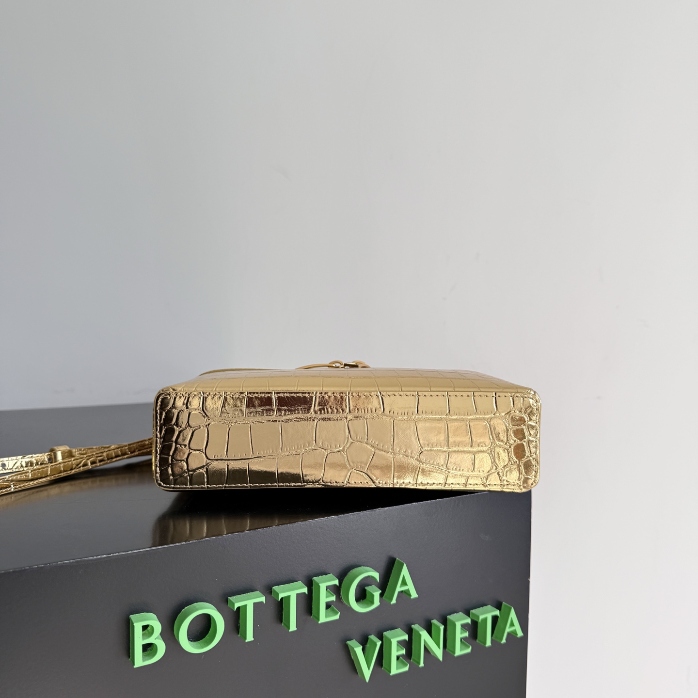 B.v 🆕Bang Bang Cosmetic Bag The combination of the small square box shape with a classic and simple outline and the iconic intrecciato weave design gives this small bag a silent recognition that is better than audible - Image 5
