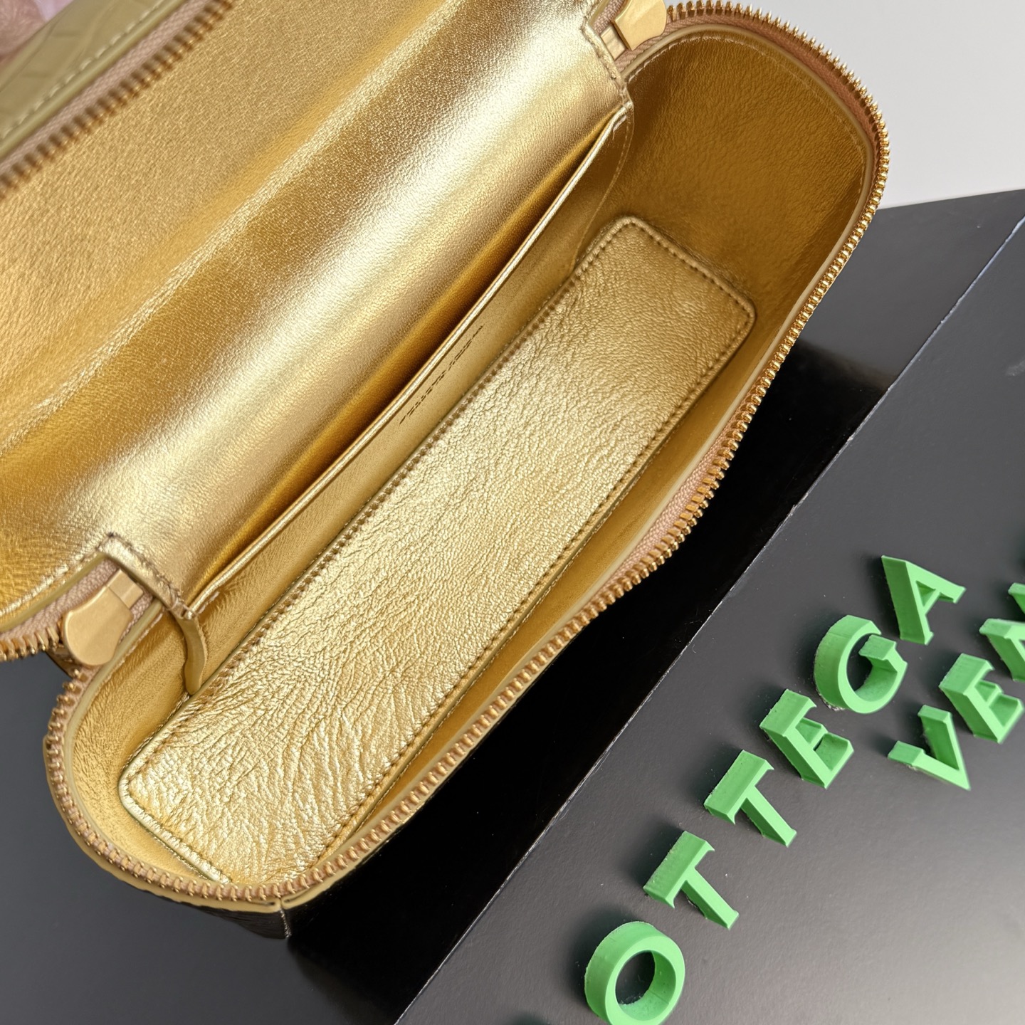 B.v 🆕Bang Bang Cosmetic Bag The combination of the small square box shape with a classic and simple outline and the iconic intrecciato weave design gives this small bag a silent recognition that is better than audible - Image 6