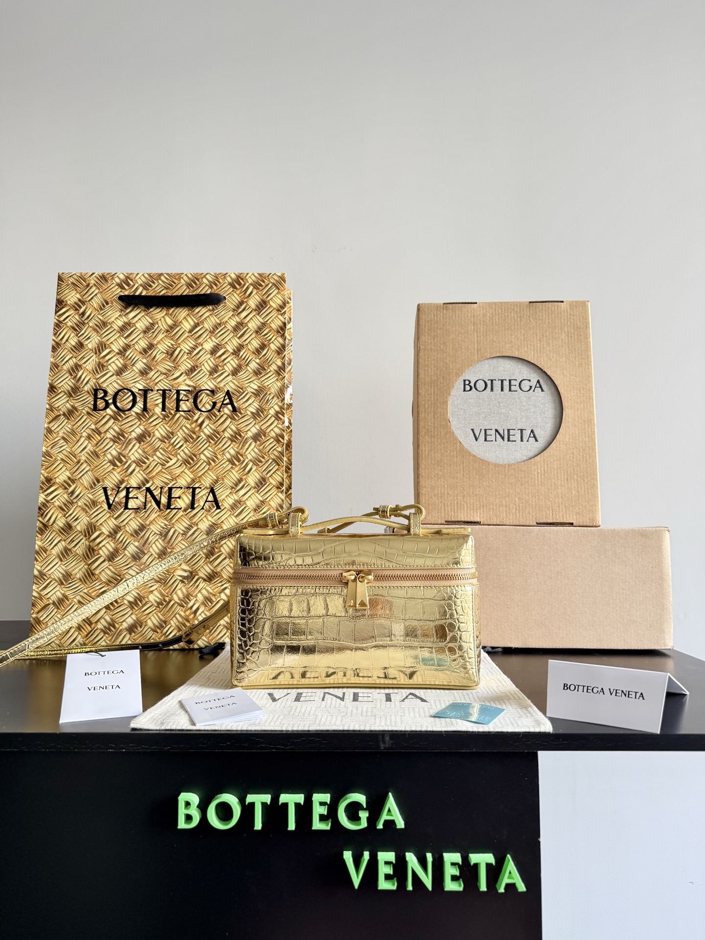 B.v 🆕Bang Bang Cosmetic Bag The combination of the small square box shape with a classic and simple outline and the iconic intrecciato weave design gives this small bag a silent recognition that is better than audible - Image 10
