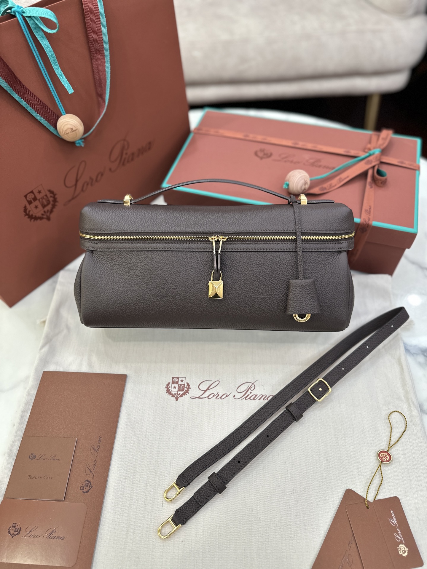 Extra Softy Bag L33 handbag Color: brown Size: 33*14*9cm Handle height: 5cm Shoulder strap length: 41.5cm Main material: cow leather
