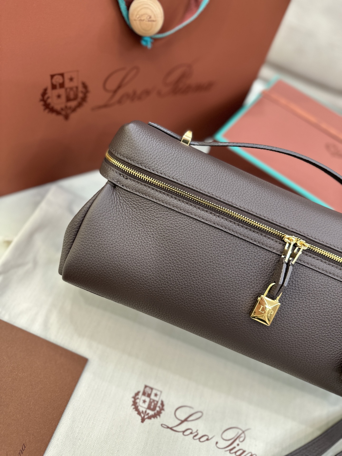 Extra Softy Bag L33 handbag Color: brown Size: 33*14*9cm Handle height: 5cm Shoulder strap length: 41.5cm Main material: cow leather - Image 4