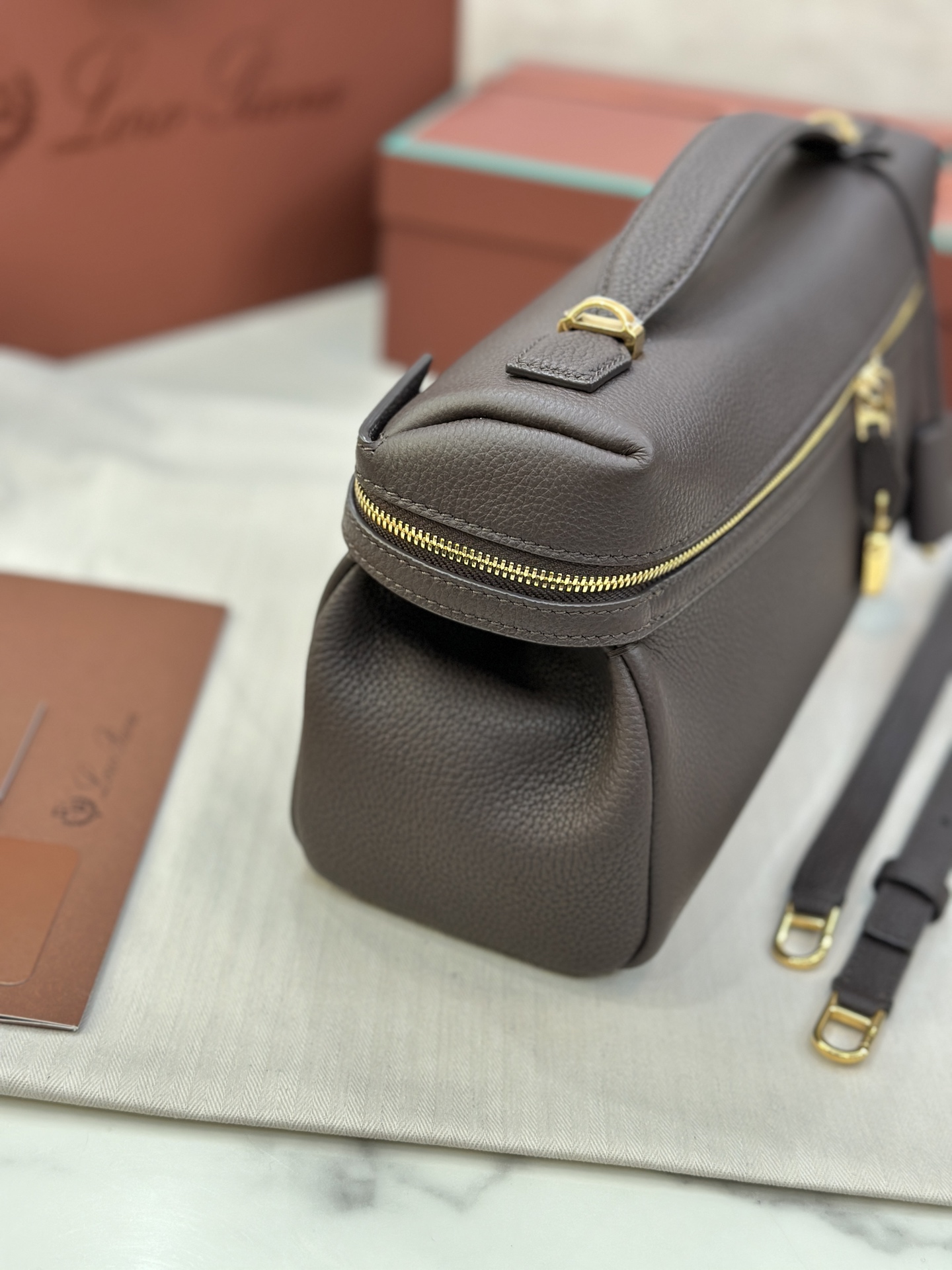 Extra Softy Bag L33 handbag Color: brown Size: 33*14*9cm Handle height: 5cm Shoulder strap length: 41.5cm Main material: cow leather - Image 7