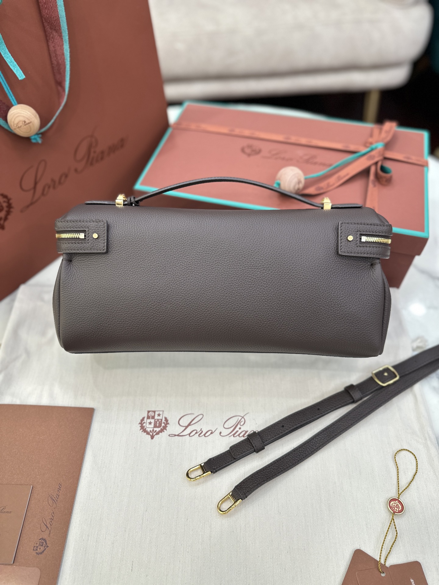 Extra Softy Bag L33 handbag Color: brown Size: 33*14*9cm Handle height: 5cm Shoulder strap length: 41.5cm Main material: cow leather - Image 8