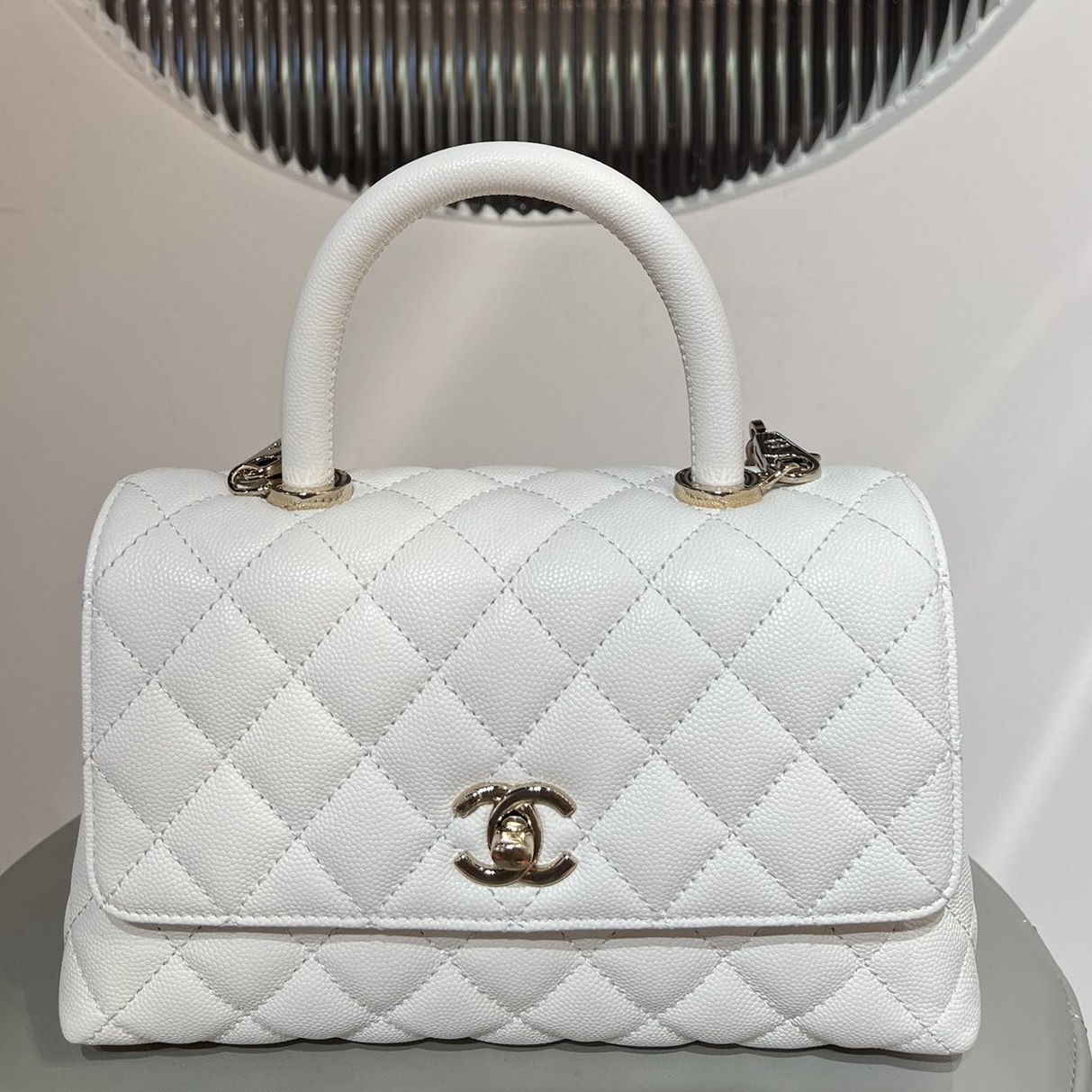 Coco handel small size original leather fine lines caviar Size: 14x24x10cm White light gold buckle