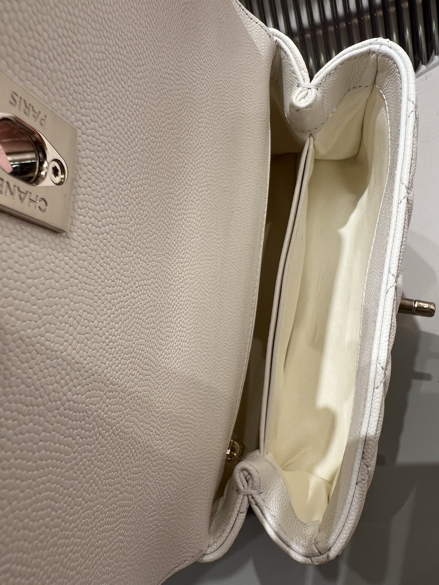 Coco handel small size original leather fine lines caviar Size: 14x24x10cm White light gold buckle - Image 5