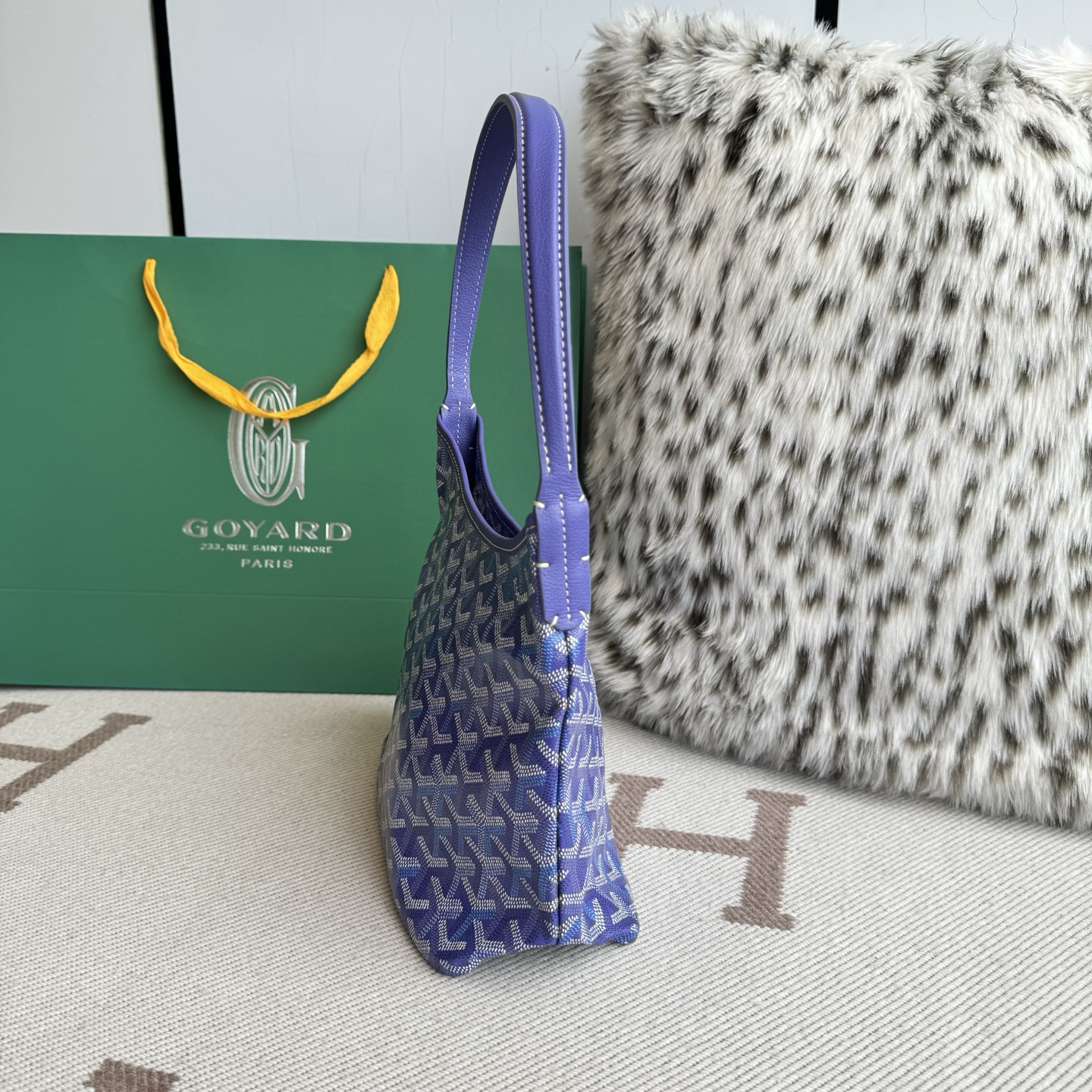 Goyard Goya counter latest version upgraded version new color 🤩 Hobo mini underarm bag mini glow new color The Hobo bag is the epitome of lightweight, flexible and secure, thanks to its zipper closure - Image 2