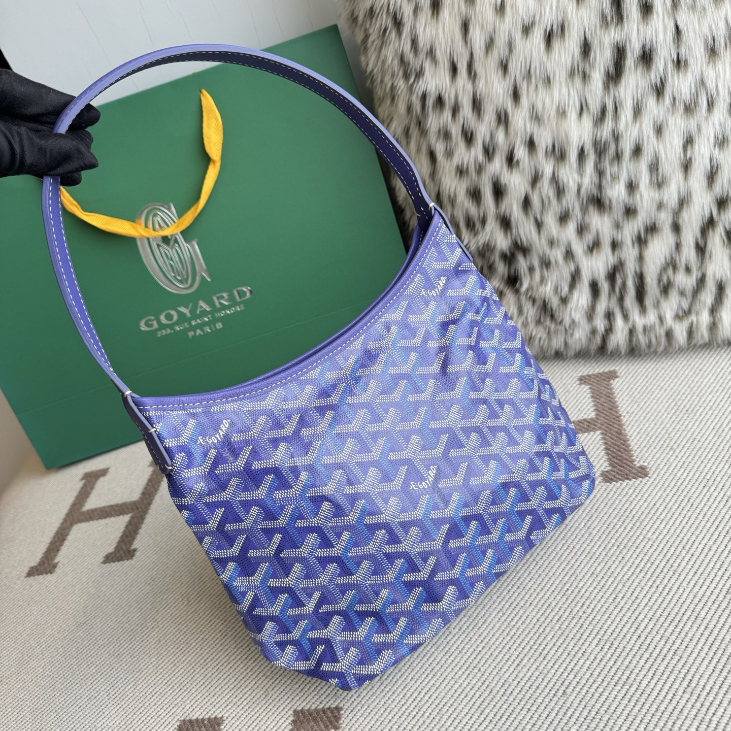 Goyard Goya counter latest version upgraded version new color 🤩 Hobo mini underarm bag mini glow new color The Hobo bag is the epitome of lightweight, flexible and secure, thanks to its zipper closure - Image 3