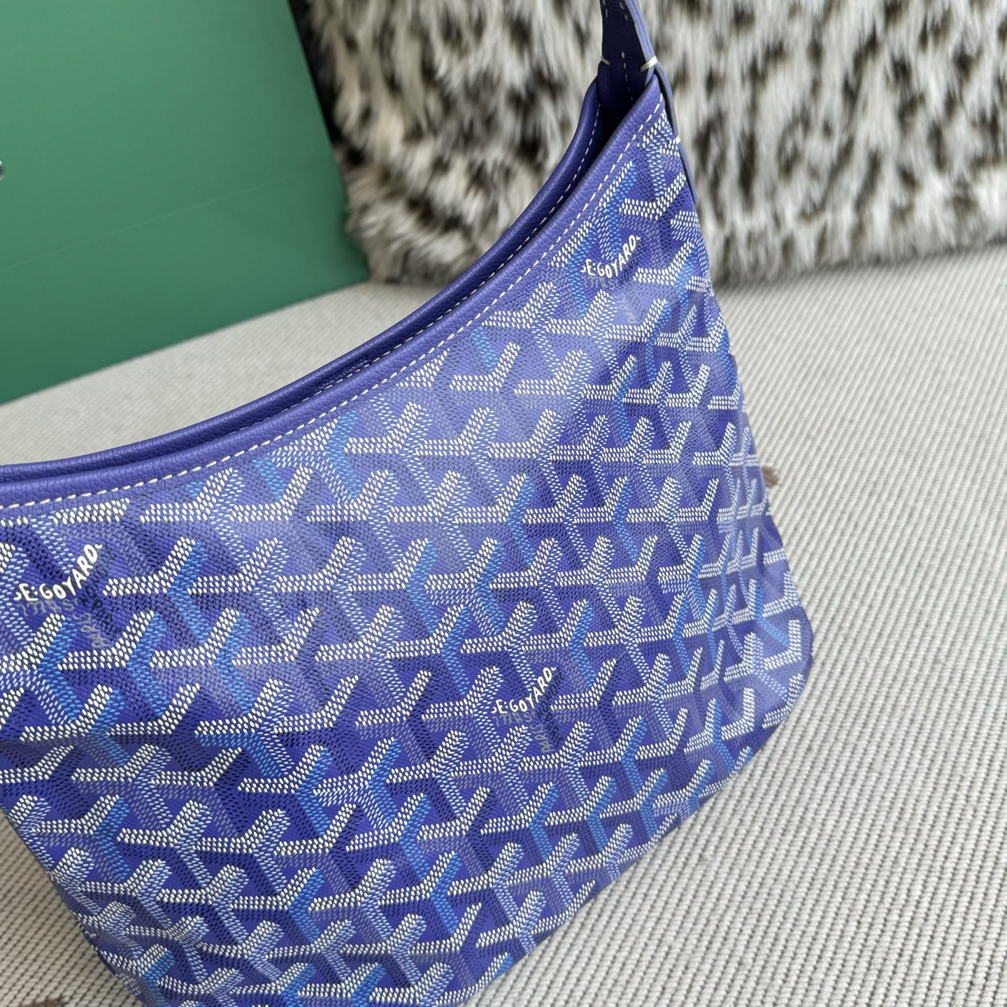 Goyard Goya counter latest version upgraded version new color 🤩 Hobo mini underarm bag mini glow new color The Hobo bag is the epitome of lightweight, flexible and secure, thanks to its zipper closure - Image 4